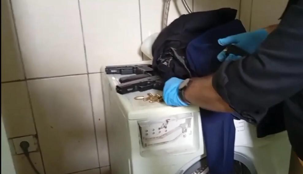 Çamaşır makinesine gizledikleri silahlarla yakalandılar