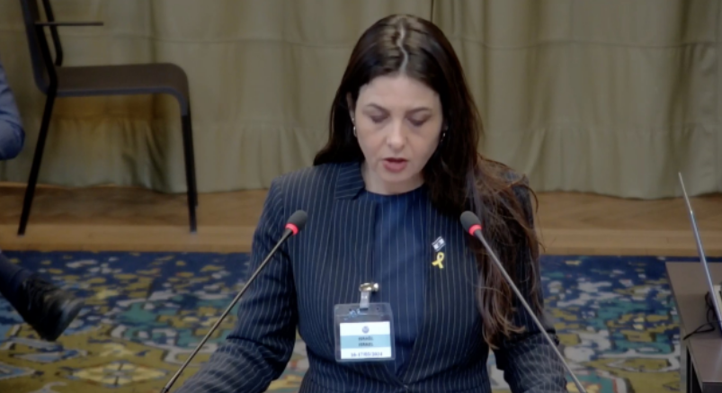 İsrail'in soykırım yapmadığını savunuyordu, arkadan gelen "Yalancılar" sesiyle irkildi