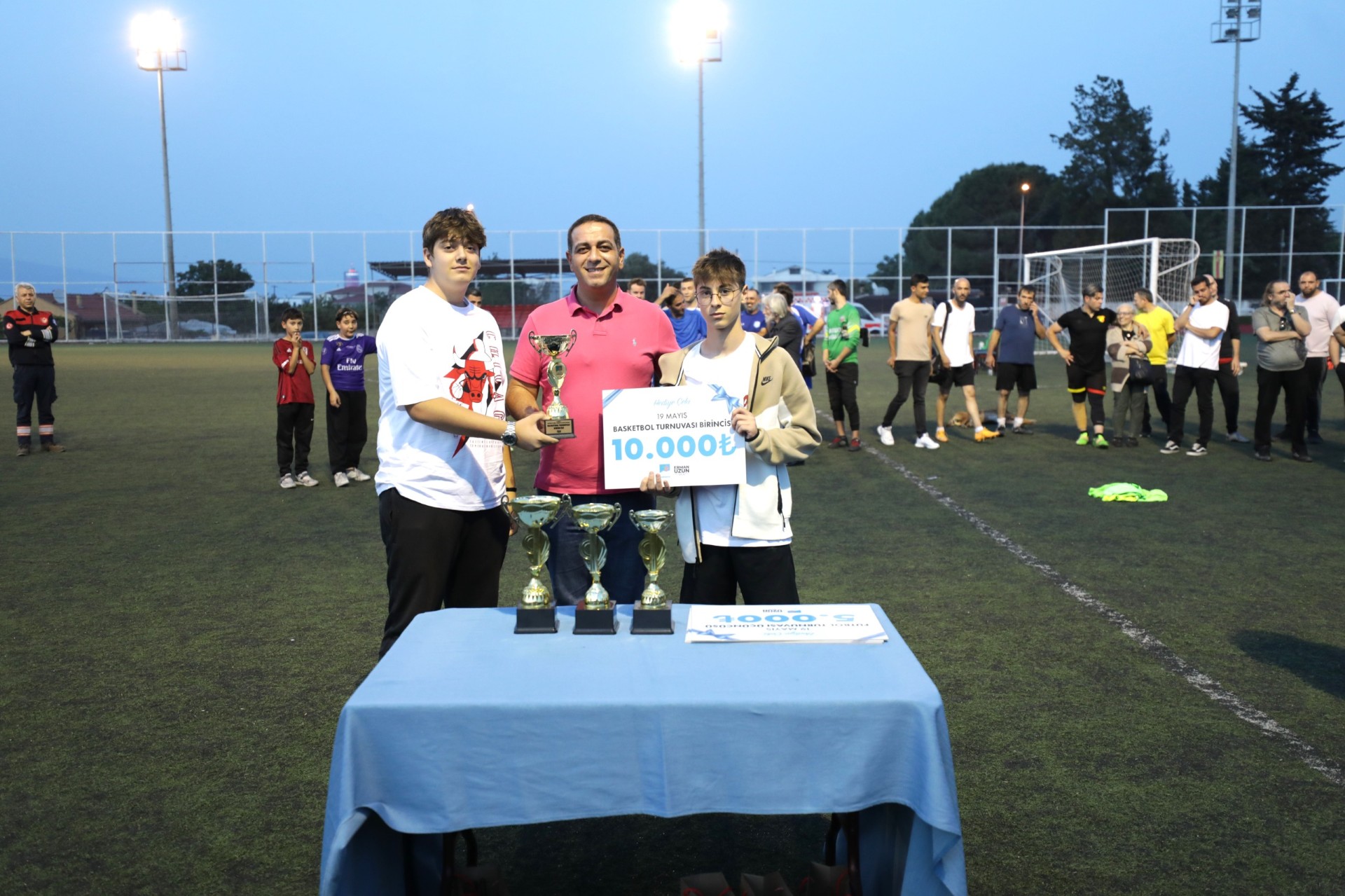 NARLIDERE’NİN 19 MAYIS GENÇLİK TURNUVASI’NDA FİNAL VE ÖDÜL TÖRENİ HEYECANI YAŞANDI