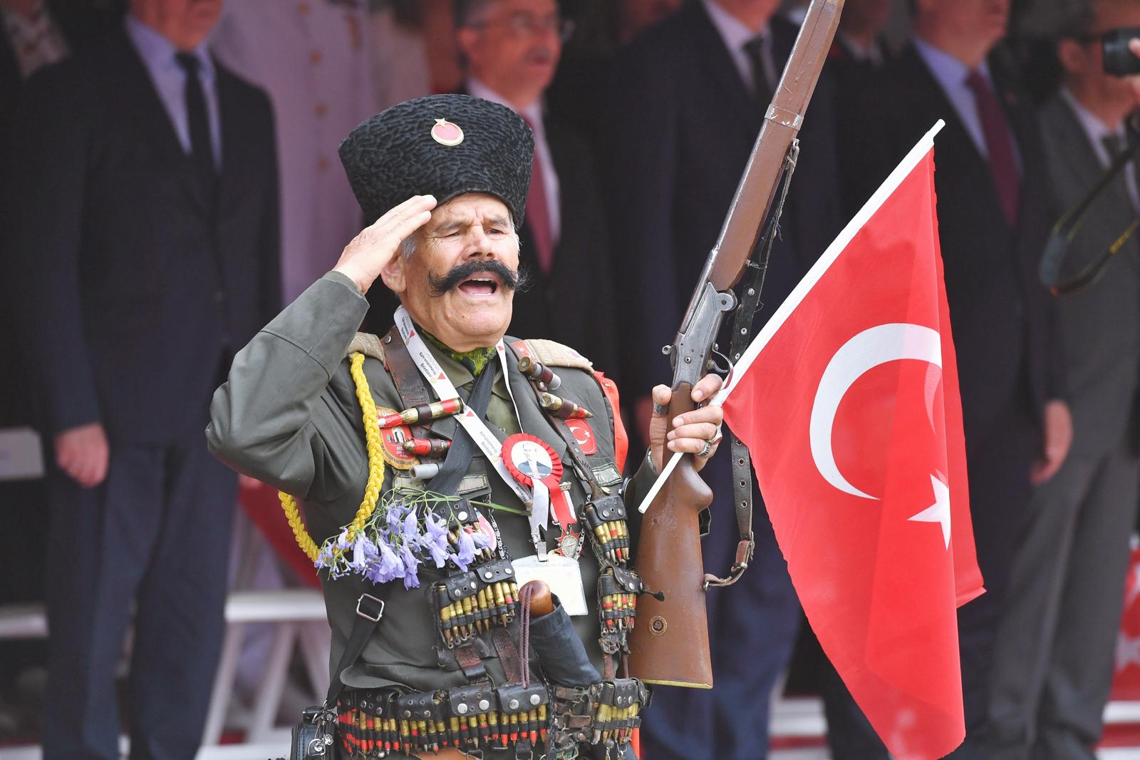 İzmir’de 19 Mayıs coşkusu: Cumhuriyet Meydanı rengarenk