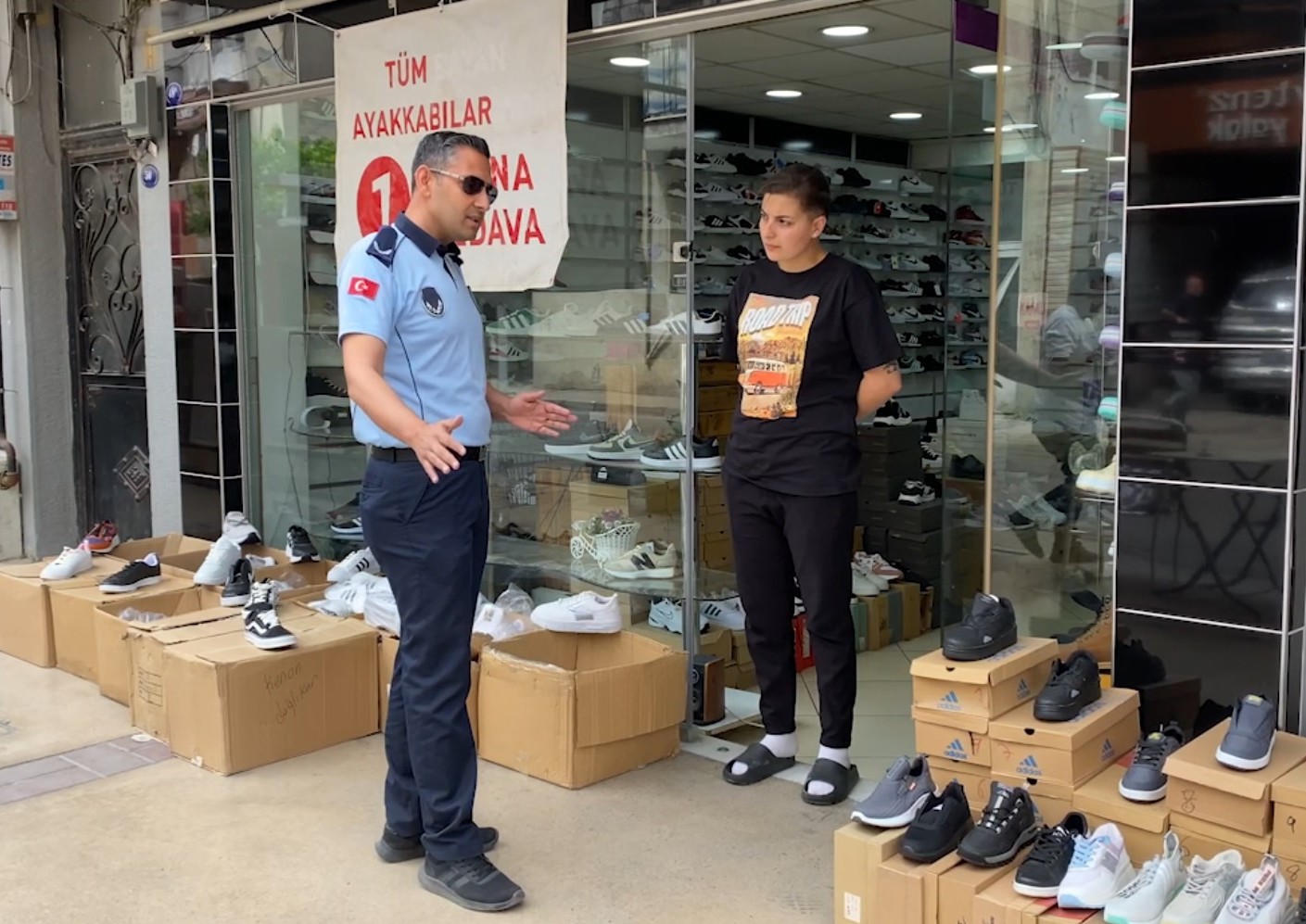 Bayraklı'da kaldırım işgallerine denetim