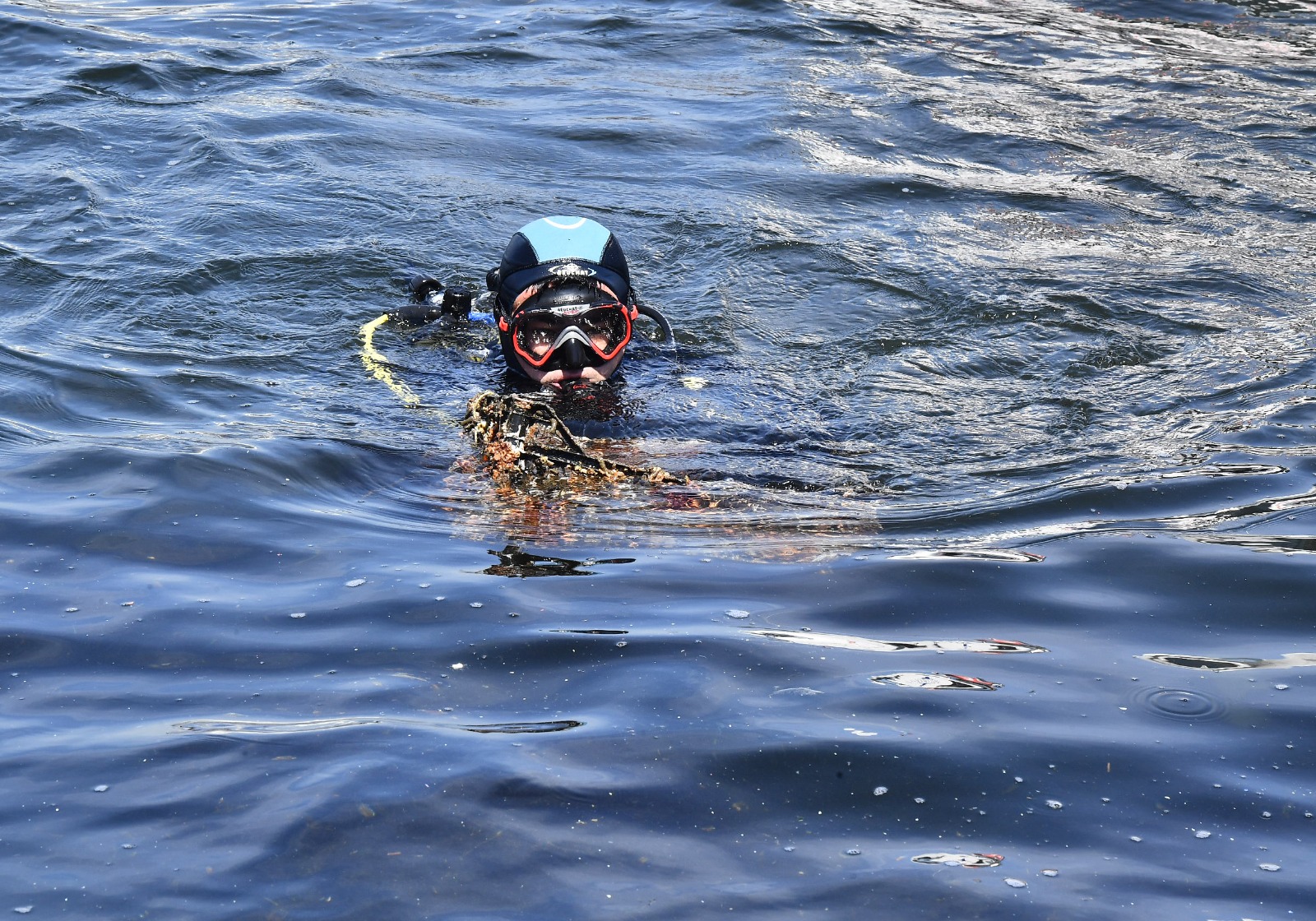 İzmir Körfezi’nde temizlik: Sepet de çıktı cep telefonu da