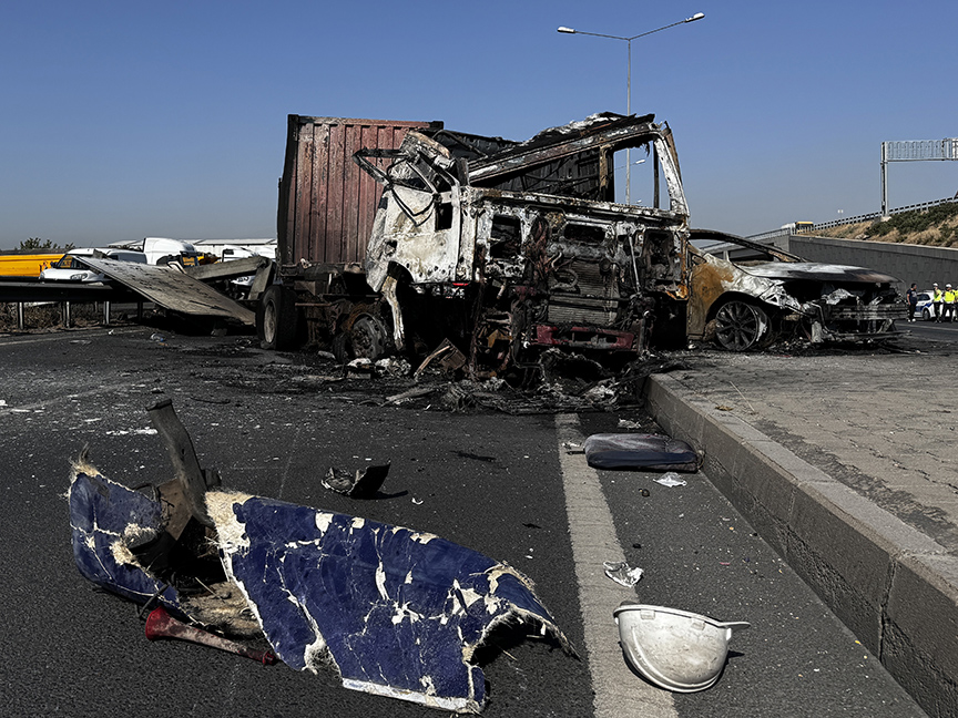 İzmir'de tır, minibüs ve otomobilin çarpışarak yanması sonucu 5 kişi yaralandı