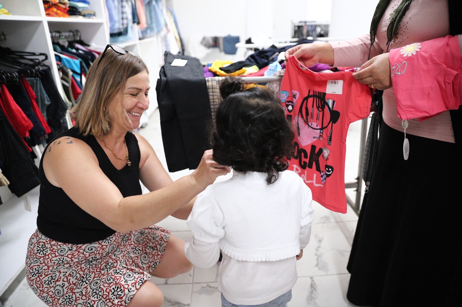 Konak'tan bir dayanışma daha: Bayramlıklar Giysi Market'ten