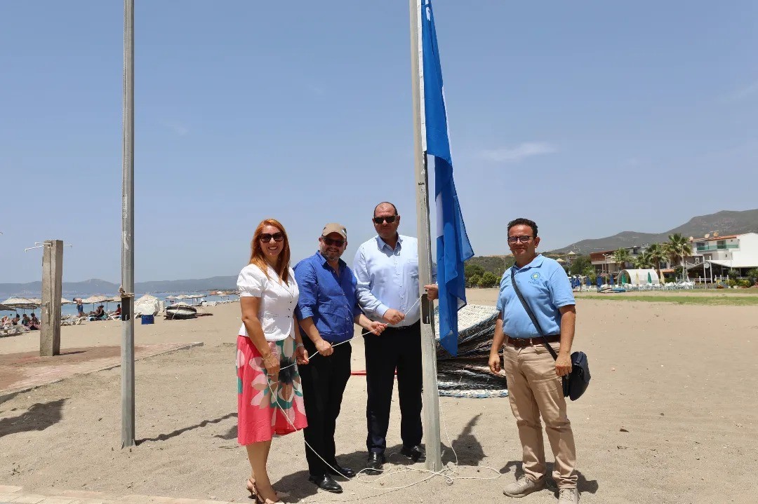 Menderes’te Mavi Bayraklar Dalgalanıyor