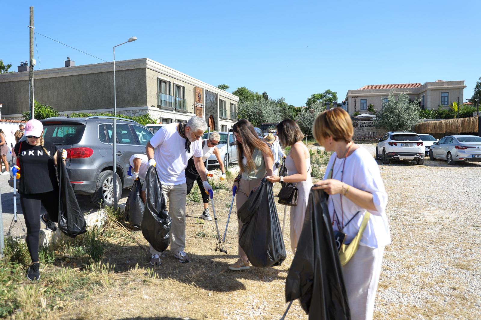 ALAÇATI’DA ÇEVRE TEMİZLİĞİ ETKİNLİĞİ SÜRÜYOR