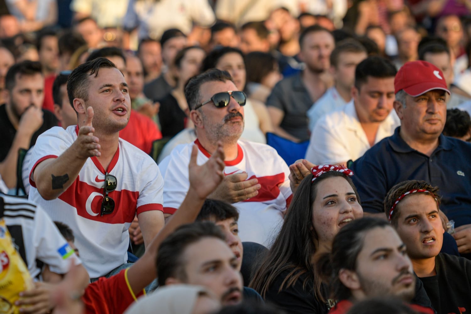 İzmirliler milli heyecanı  dev ekranların karşısında yaşadı