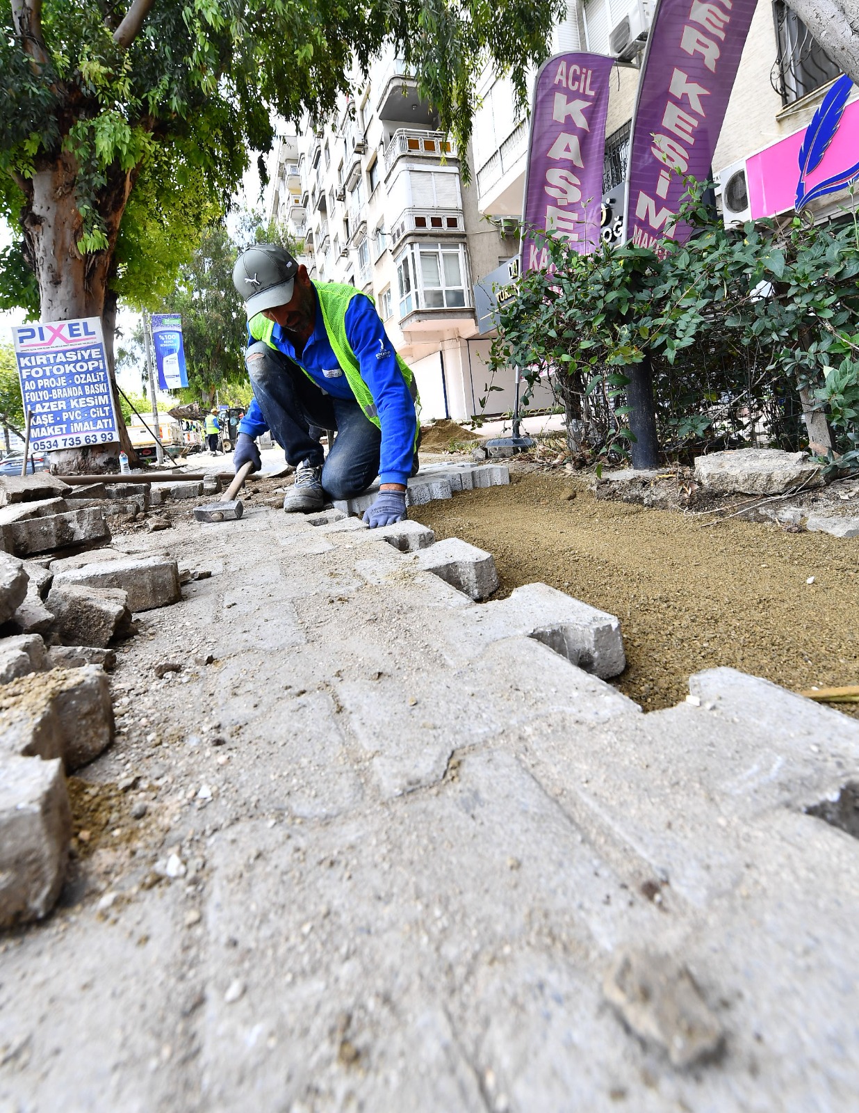 Bakım ve onarım çalışmaları yoğunlaştı: İzmir’de kaldırımlar yenileniyor