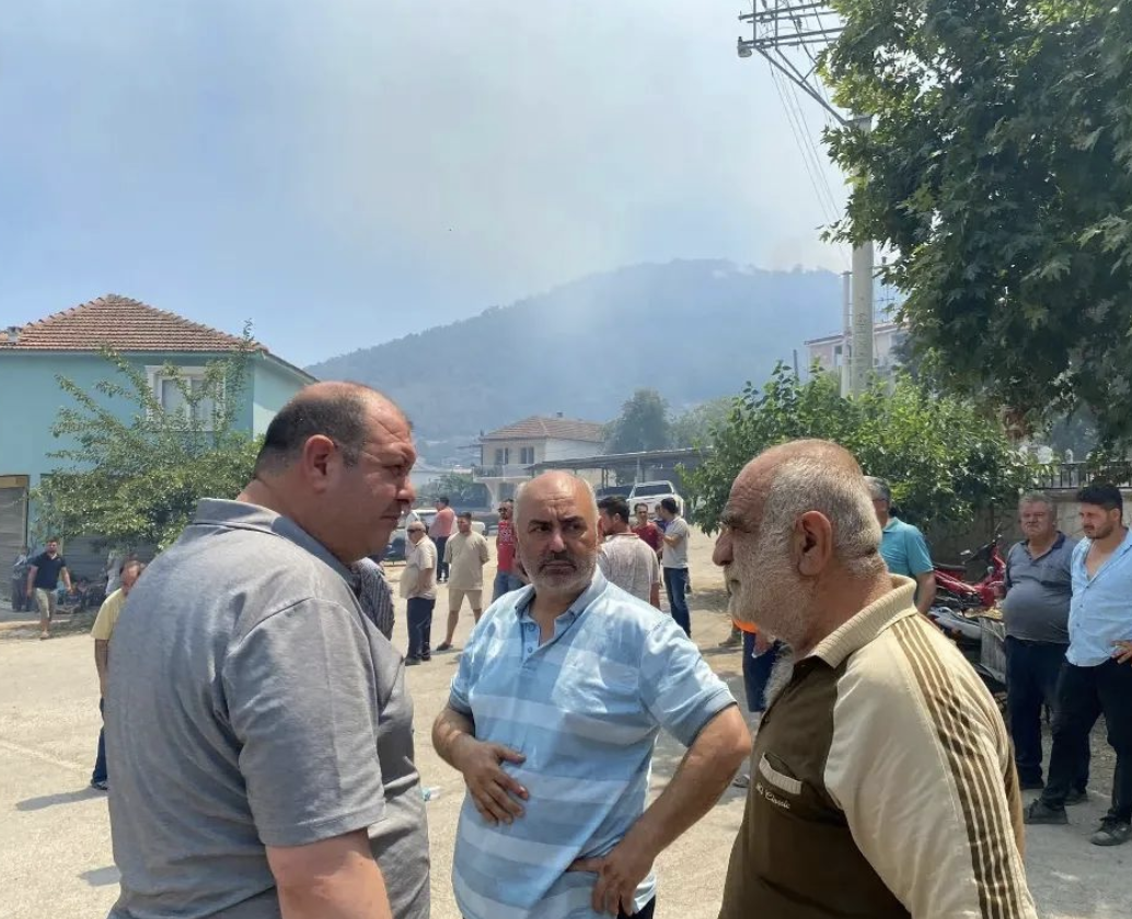 İzmir'de çıkan orman yangınına müdahale ediliyor