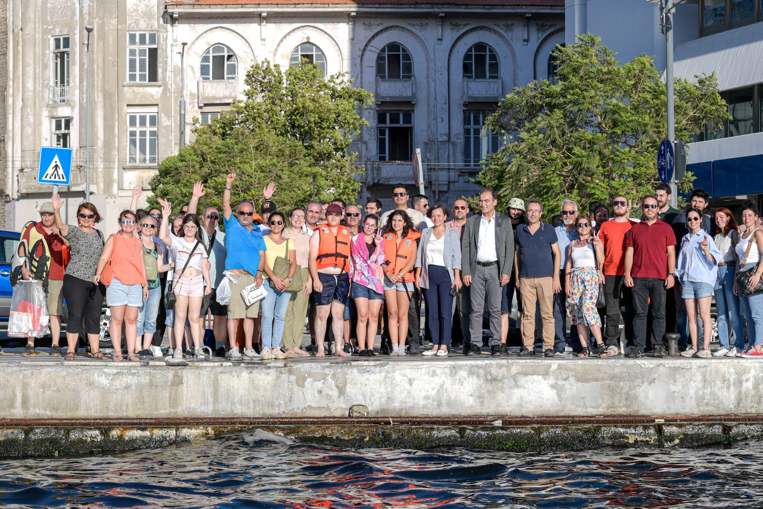 Karton tekneler İzmir Körfezi'nde kıyasıya yarıştı
