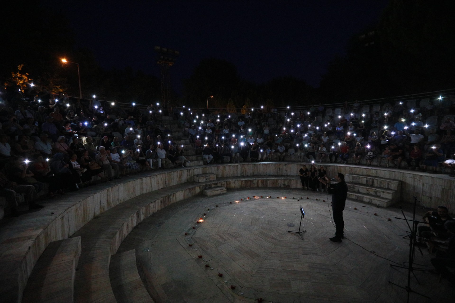 EFES SELÇUK'TA MADIMAK KATLİAMI'NIN 31. YILI TÜRKÜLER İLE ANILDI