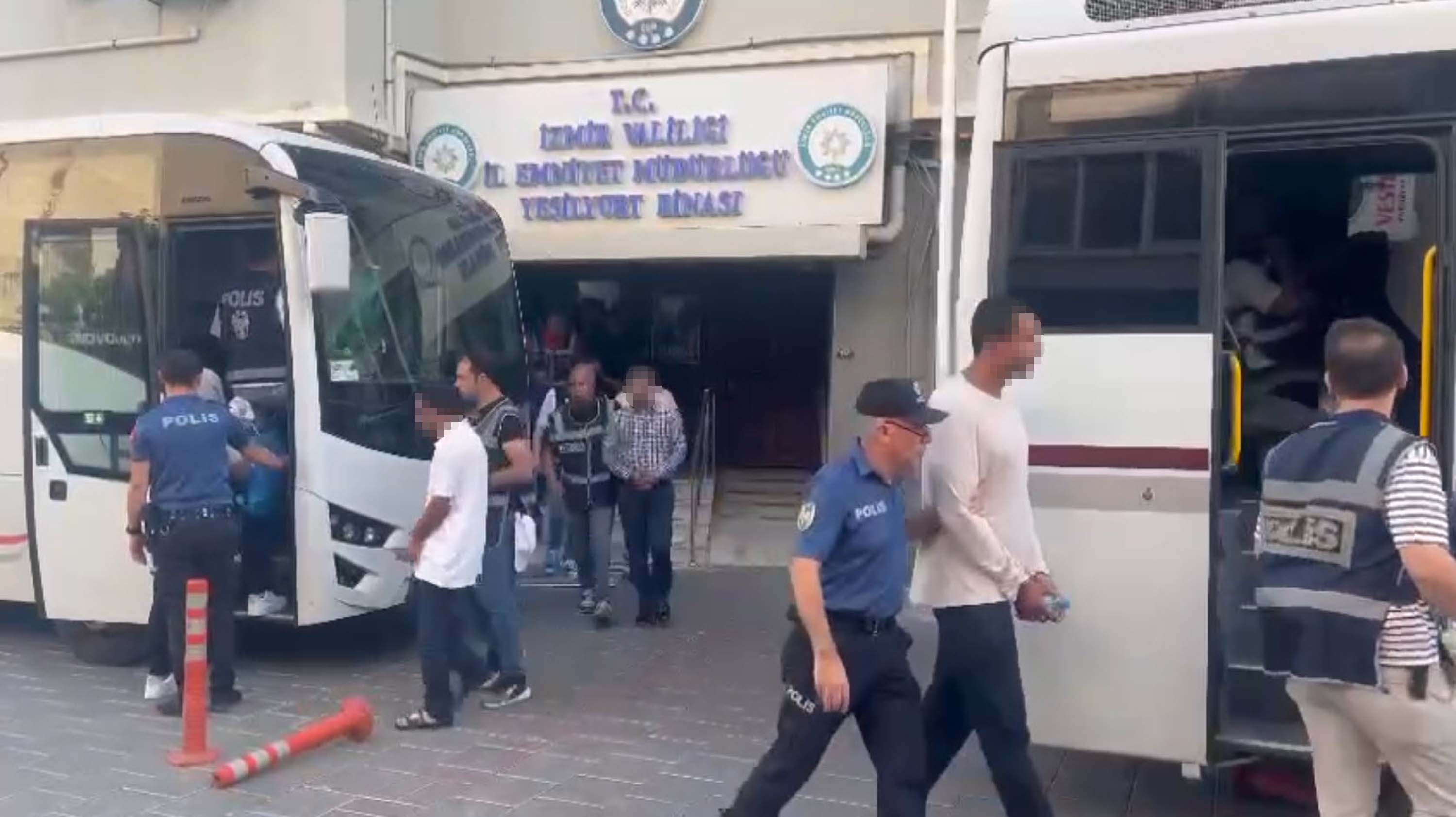 İzmir merkezli 12 ilde 'Paket' operasyonu: 64 gözaltı