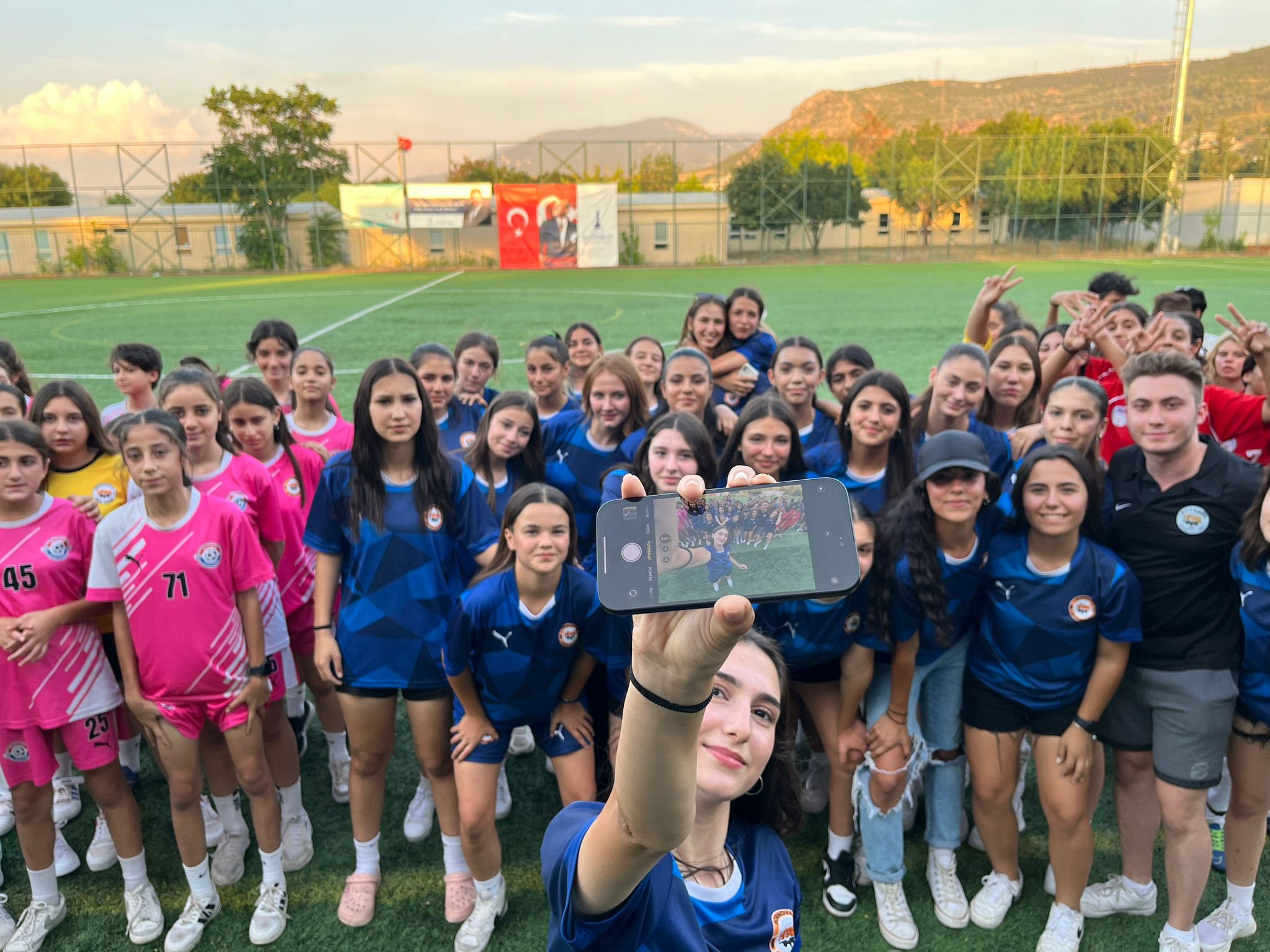 İzmir’in futbolcu kızları geleceğe umut oldu