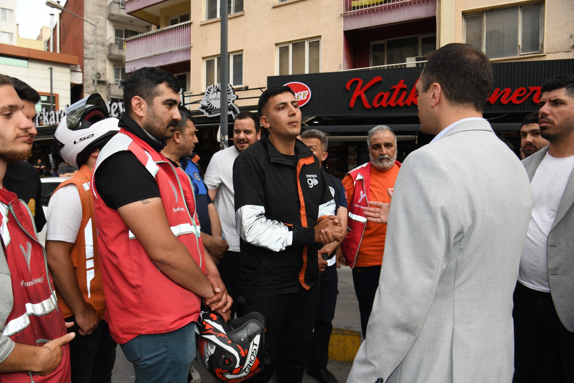 Bornova Belediyesi'nden moto kuryelere özel park alanı