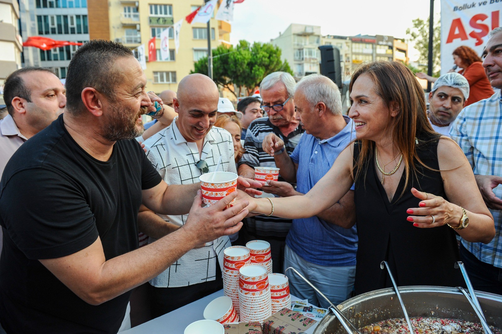 Karşıyakalılar aşurenin bereketini paylaştı
