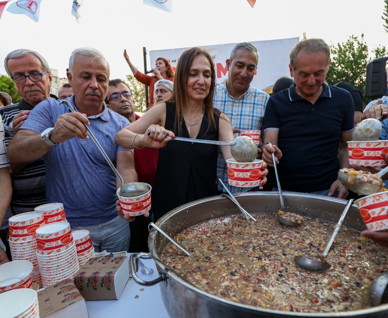Karşıyakalılar aşurenin bereketini paylaştı