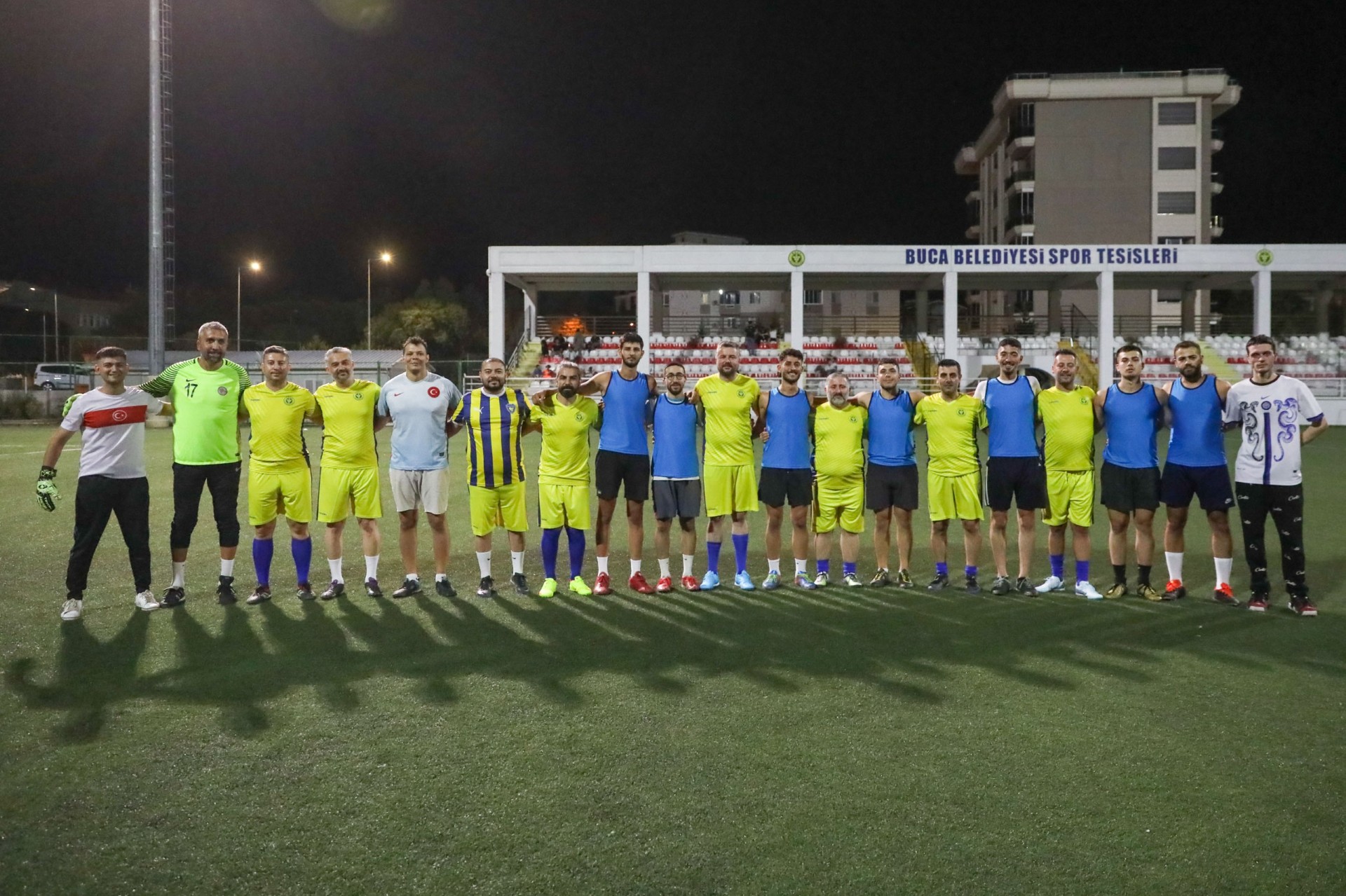 Belediye Başkanı Görkem Duman, gençlerle dostluk maçında buluştu