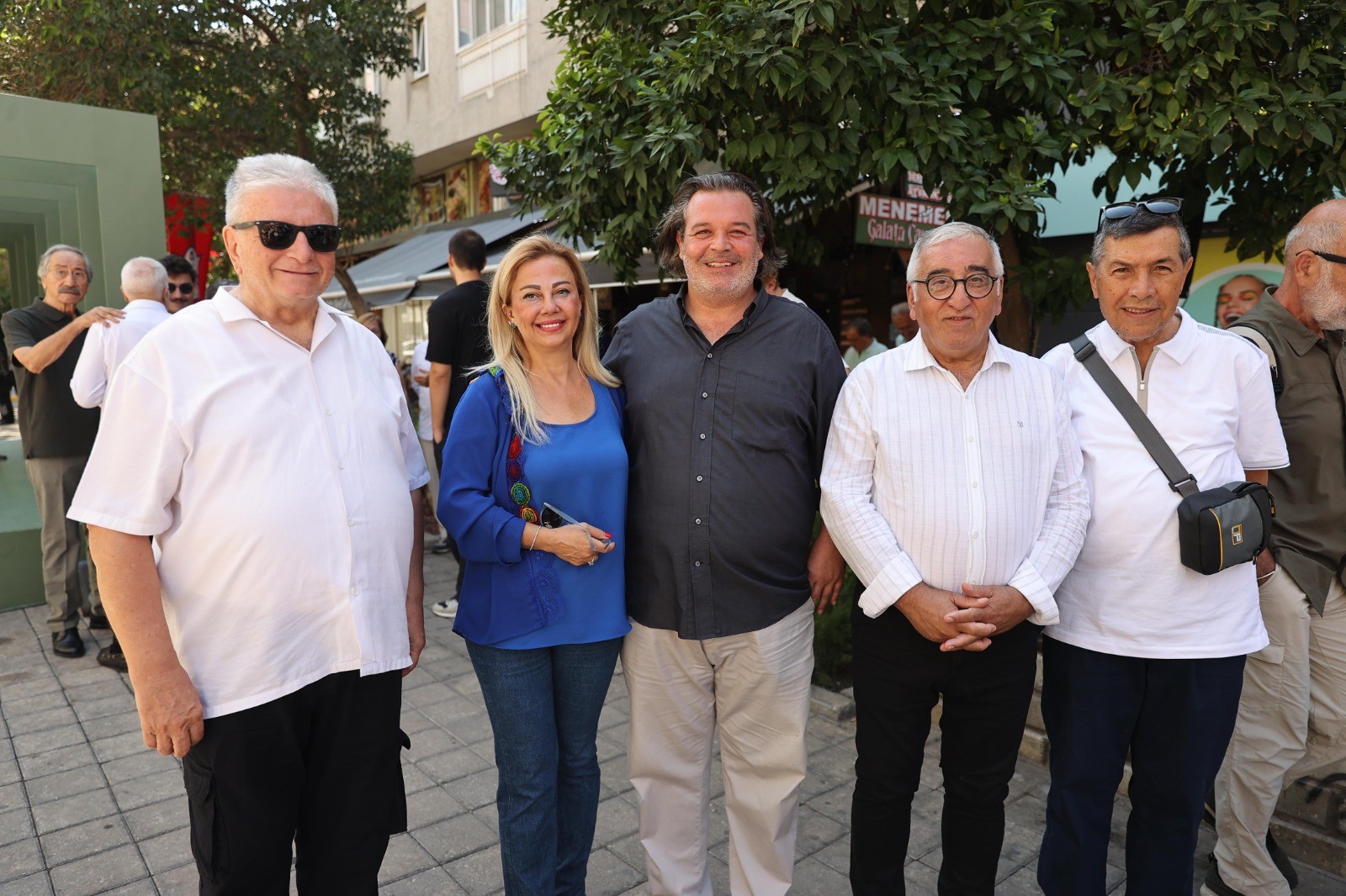 Usta gazeteci İsmail Sivri Alsancak’taki heykeli önünde anıldı