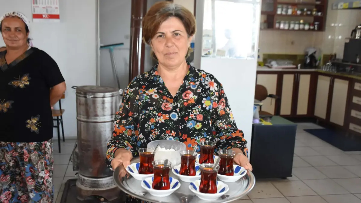 Hem muhtar, Hem de köy kahvesini de işletiyor