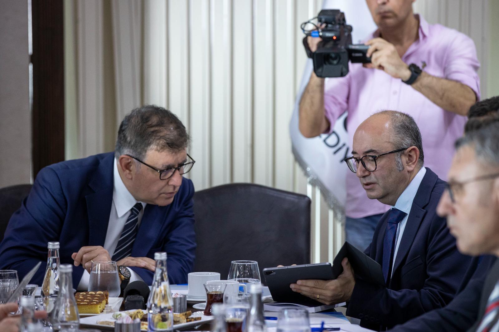 Başkan Tugay’dan ilçe belediyelerine destek mesajı