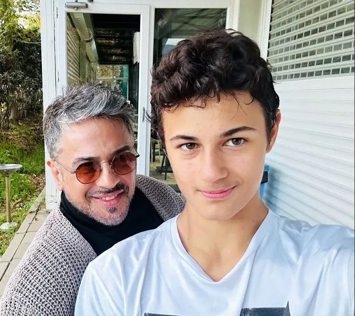 Ünlü şarkıcı Emre Altuğ oğlu Kuzey’in yeni yaşını böyle kutladı! “Ömrünüz boyunca kardeşinle birbirinize sarılın”