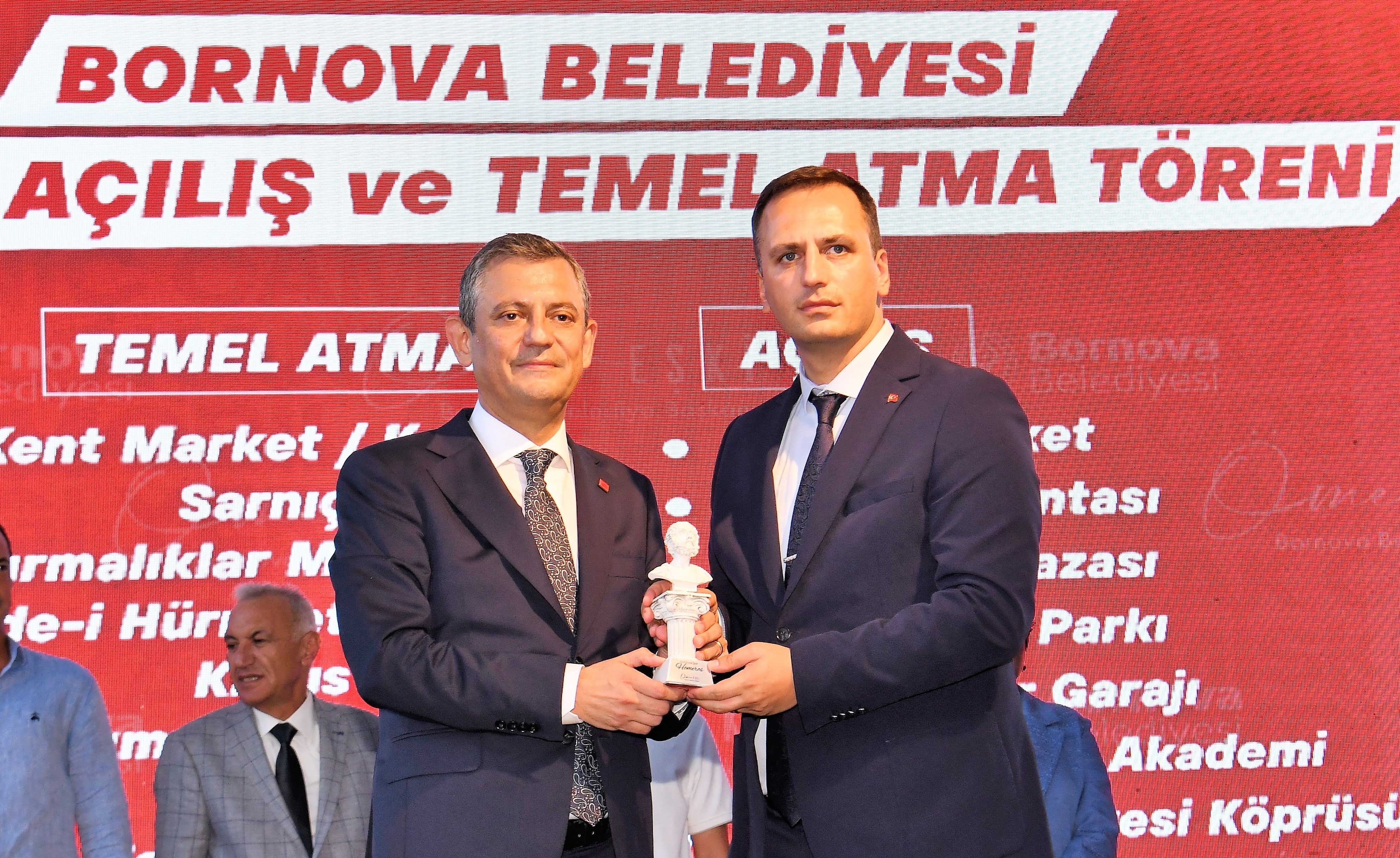 Özgür Özel'in çağrısı Bornova'da karşılık buldu