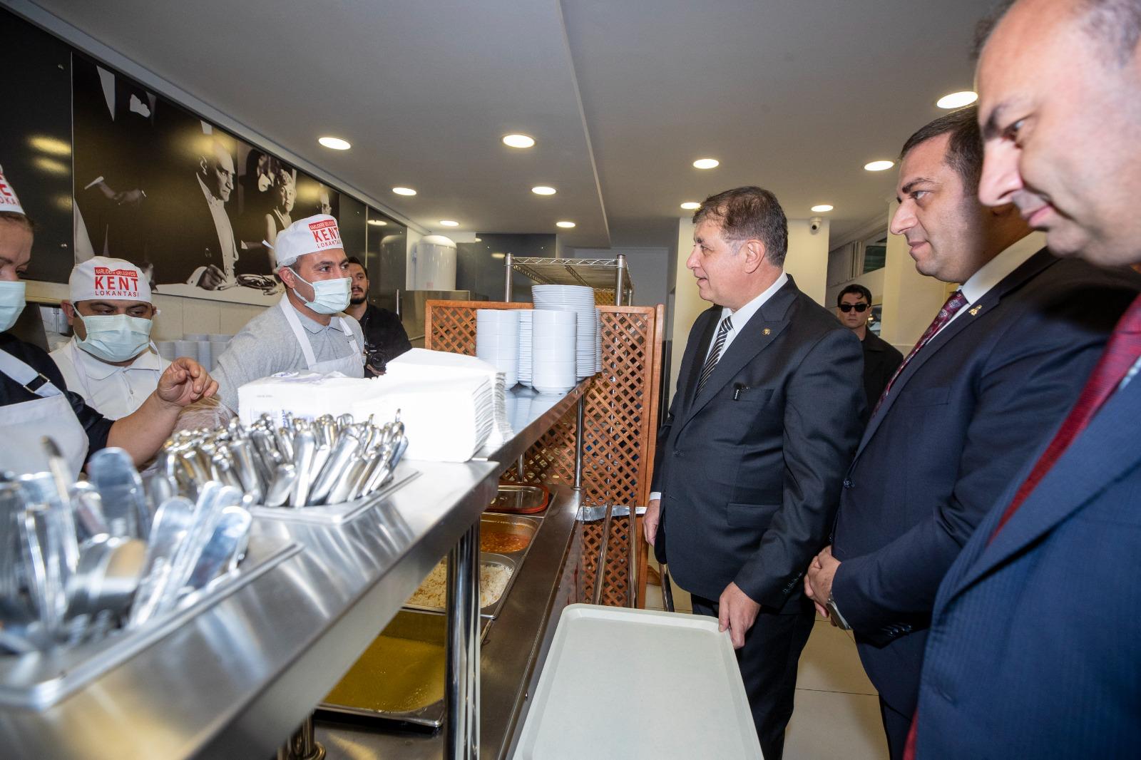 Başkan Tugay Atatürk için düzenlenen hayır yemeğine katıldı