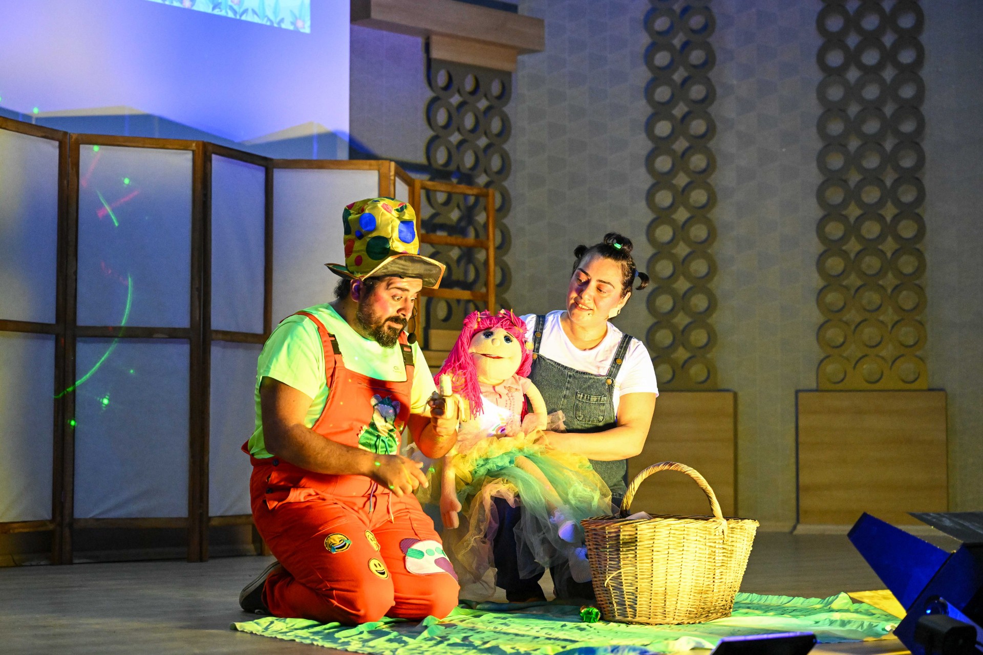 Bornovalı çocuklara eğitici ve eğlenceli kukla gösterisi