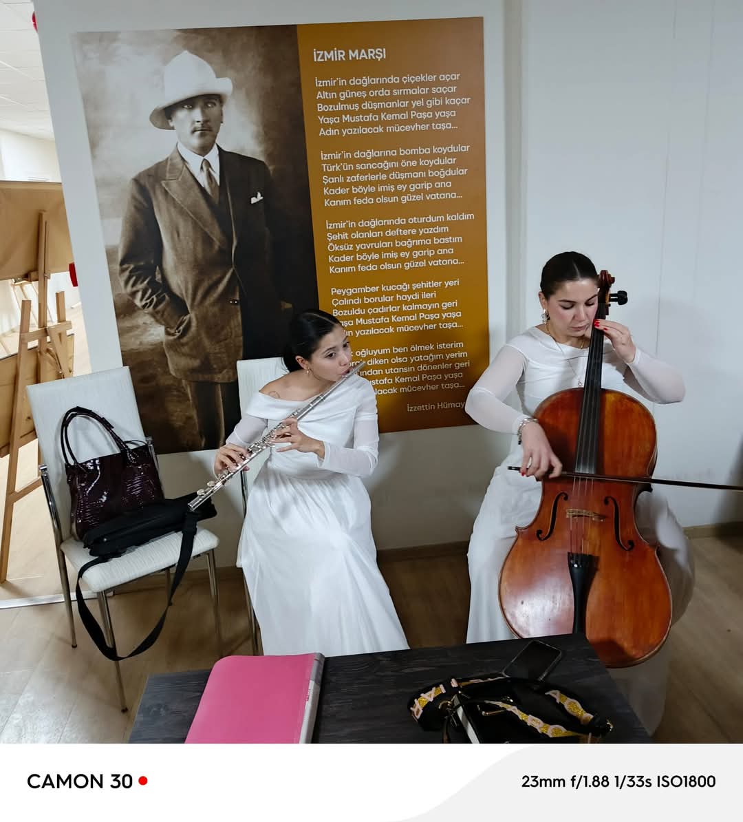 Karşıyaka'da Sanat Dolu Etkinlik: Şule Becer'in Resim Sergisi Açıldı