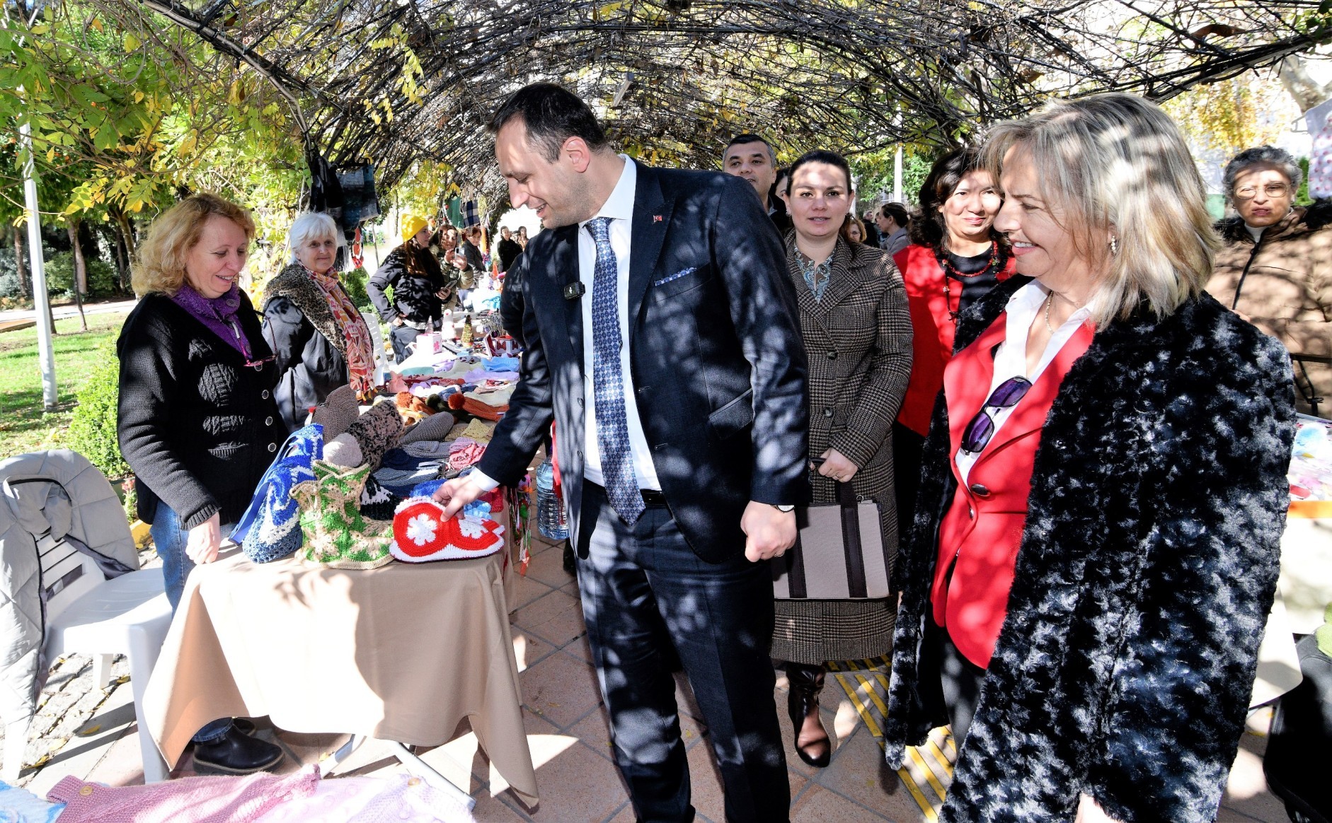 Bornova’da yılbaşı ruhu el emeği ürünlerle canlanıyor