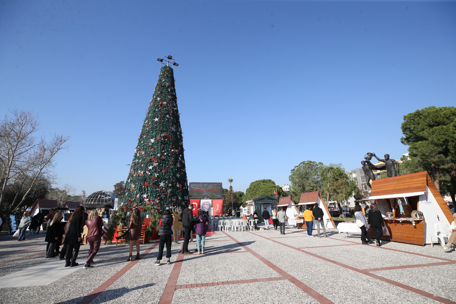 Karşıyaka’nın ‘Yeni Yıl Pazarı’na büyük ilgi