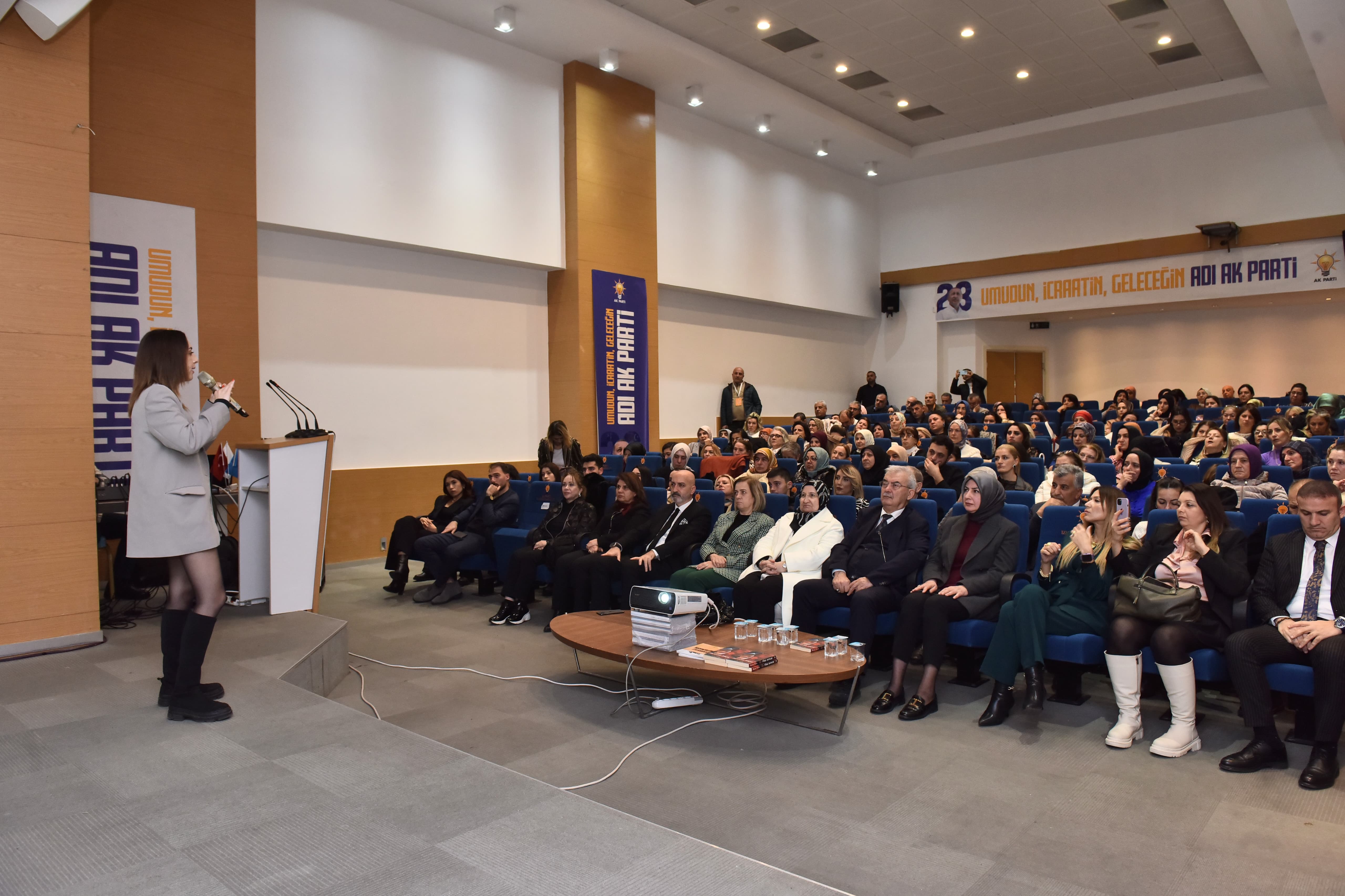 AK Parti İzmir İl Başkanlığı’nın düzenlediği 'Aile Sempozyumu'na büyük ilgi