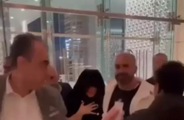 Ödül töreninde ünlü şarkıcının silikonları patladı!