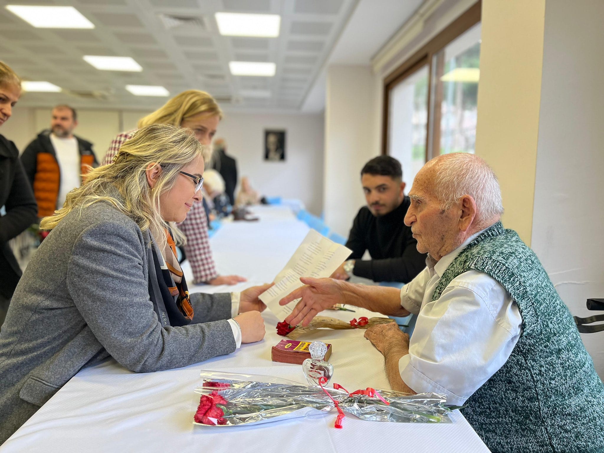 AK Partili Çankırı Huzurevinde Yarım Asırlık Evli Çiftleri Ziyaret Etti