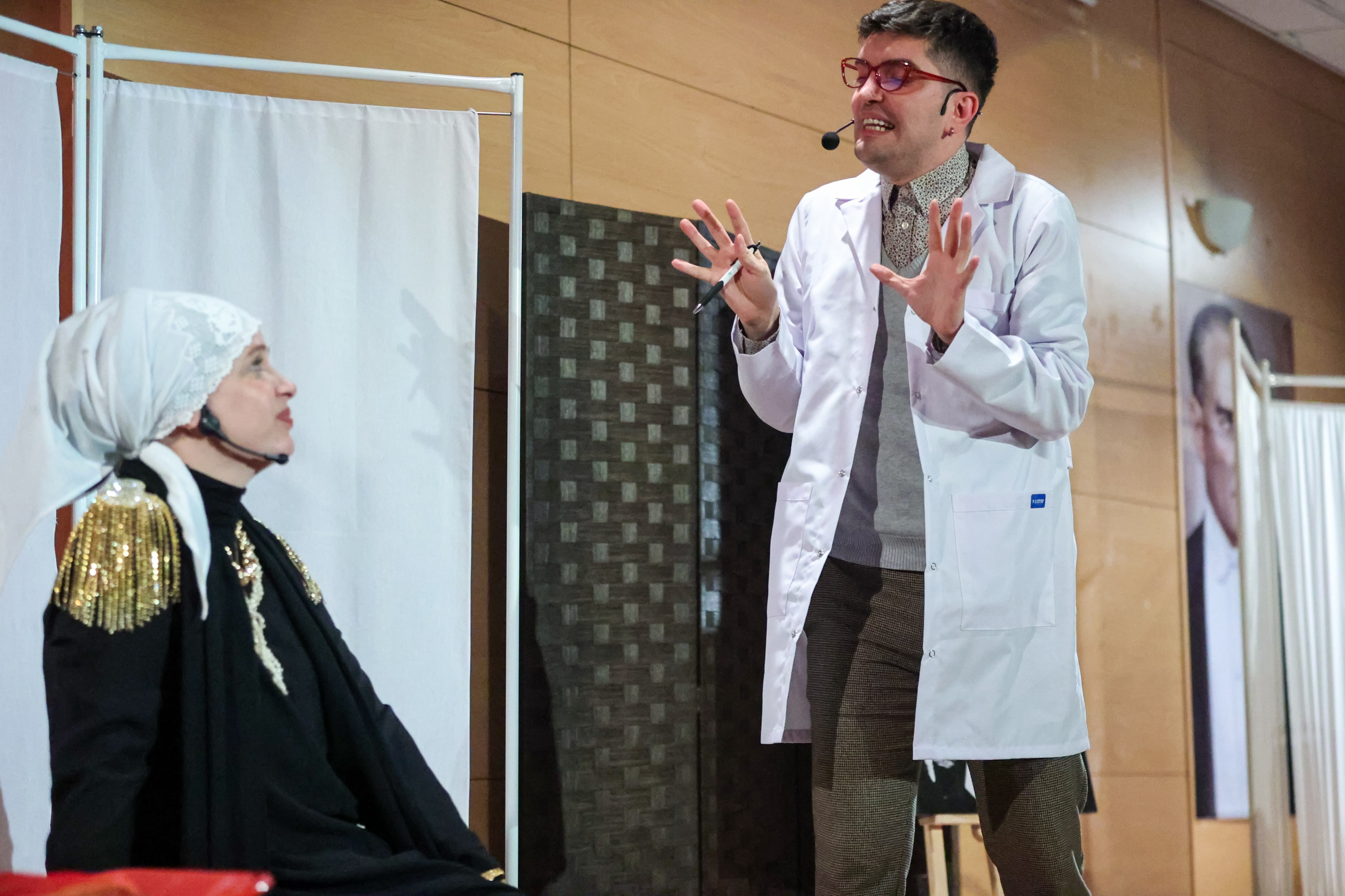 Buca’da sahnelenen Taksiratli Şekibe oyunu izleyenlerden tam not aldı