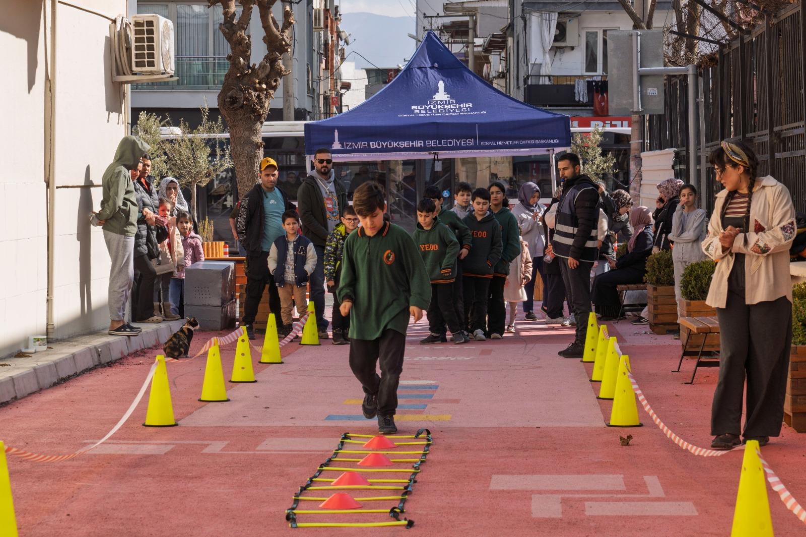 “Güzel İzmir” neşeli çocuklar