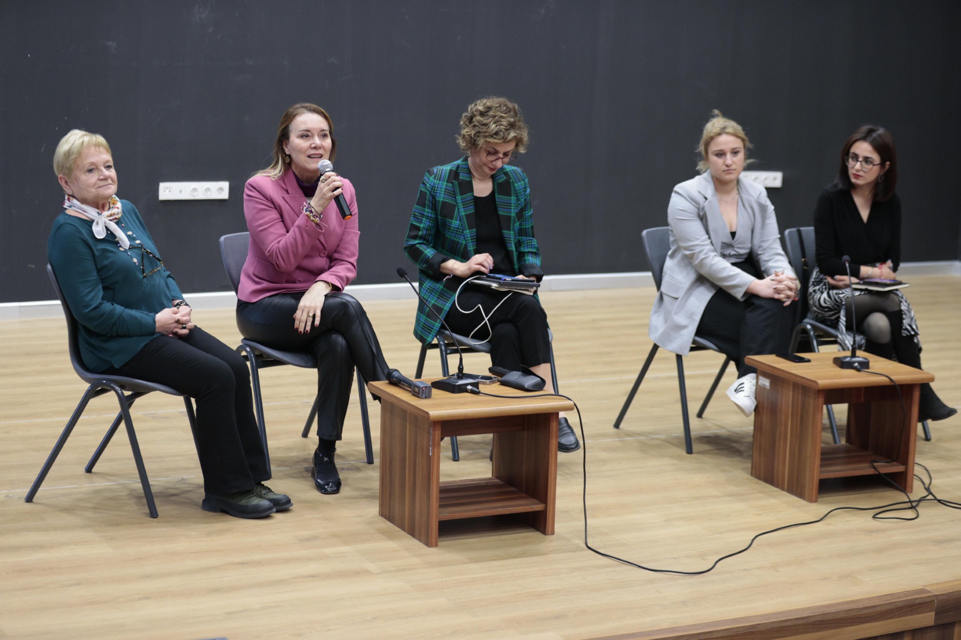 ​Kadınlar seslerini Konak'tan duyurdu: Mücadelemizden bir adım bile geri gitmeyeceğiz