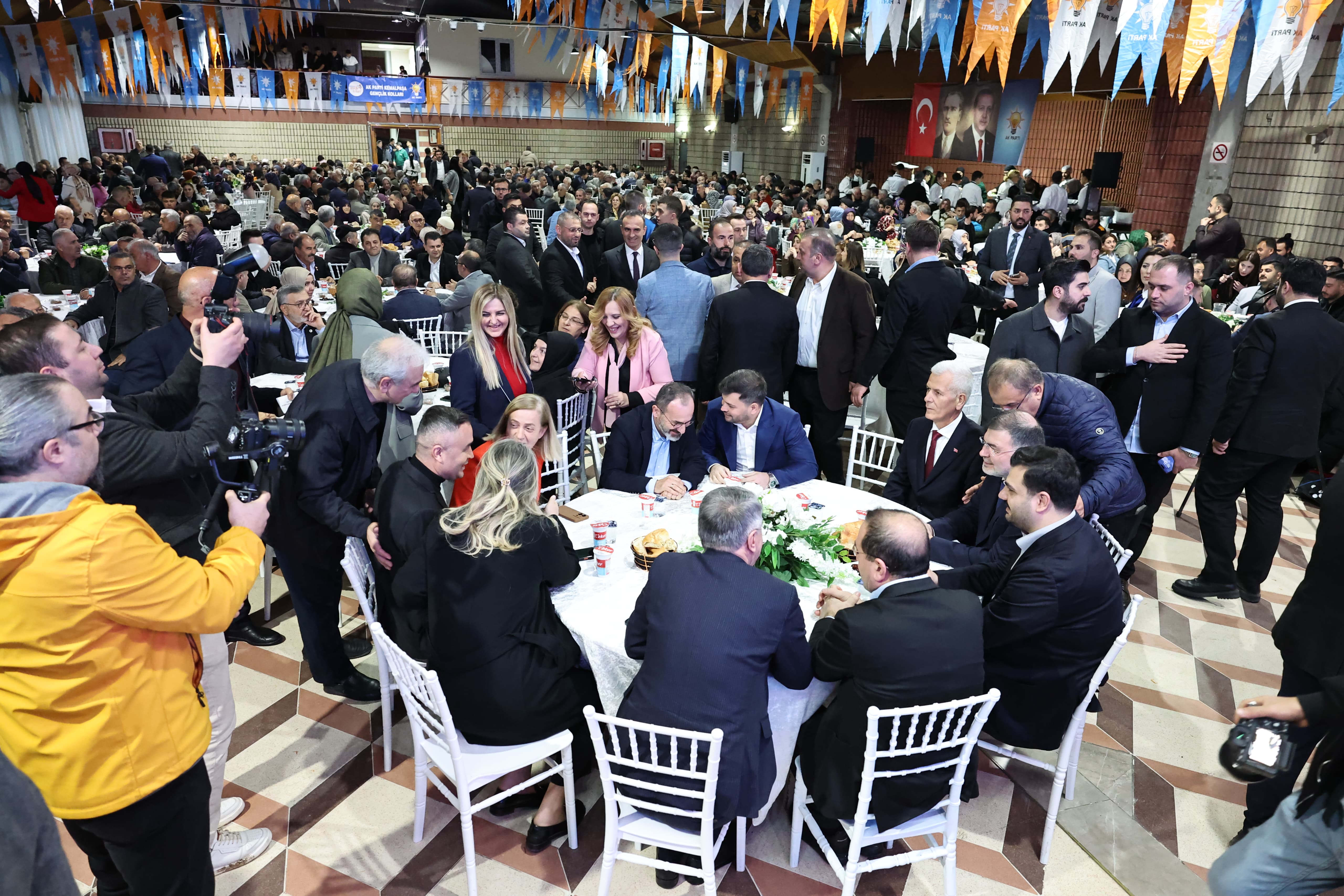 AK Parti İzmir İl Başkanı Bilal Sagyılı; ‘’Türkiye kabuğunu kırdı, izleyici ülke konumundan ‘aktör ve takip edilen ülke konumuna’ geldi’’ ‘’Türkiye, ‘Politika soyguncularının, belediye hortumcularının, kurultay hokkabazlarının’ gündemlerine takılmayacaktı