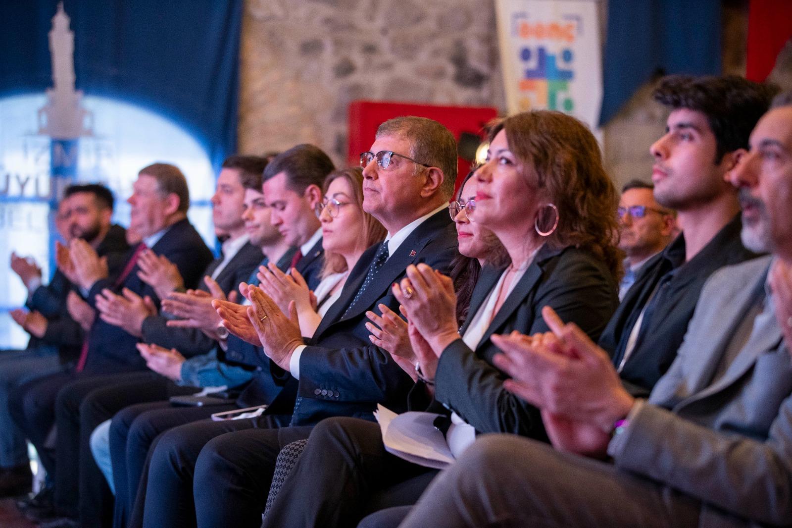 Başkan Tugay’dan gençlere: Kendinize inanmak zorundasınız