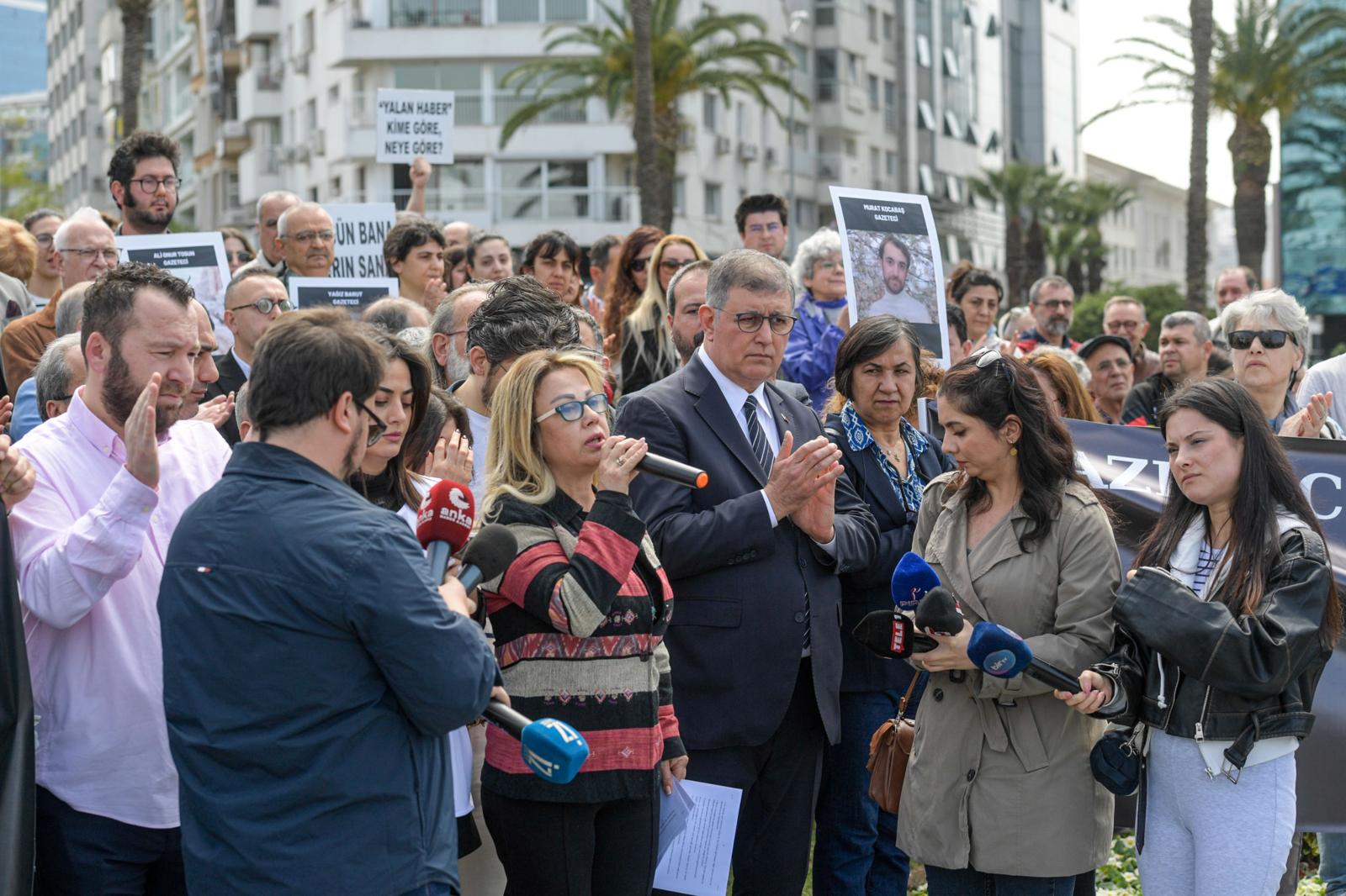 Başkan Tugay’dan gazetecilere destek