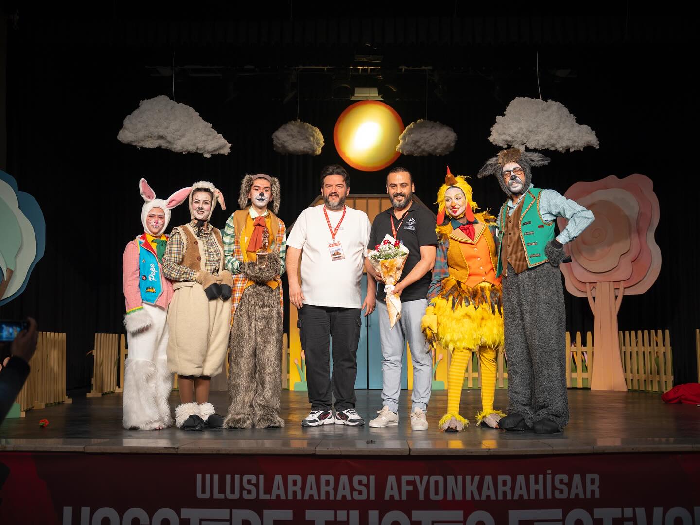 Alkışlar Karabağlar Kent Tiyatrosu’na