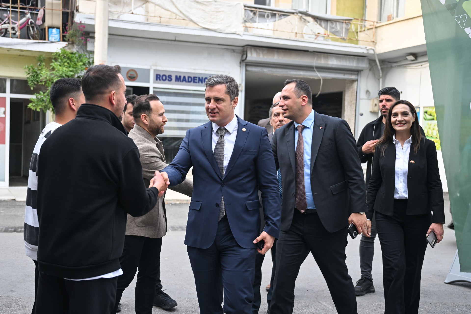 Deniz Yücel ve Başkan Eşki Bornova Arnavutları Derneği’nde hukuksuzluklara karşı dayanışma mesajı verdi