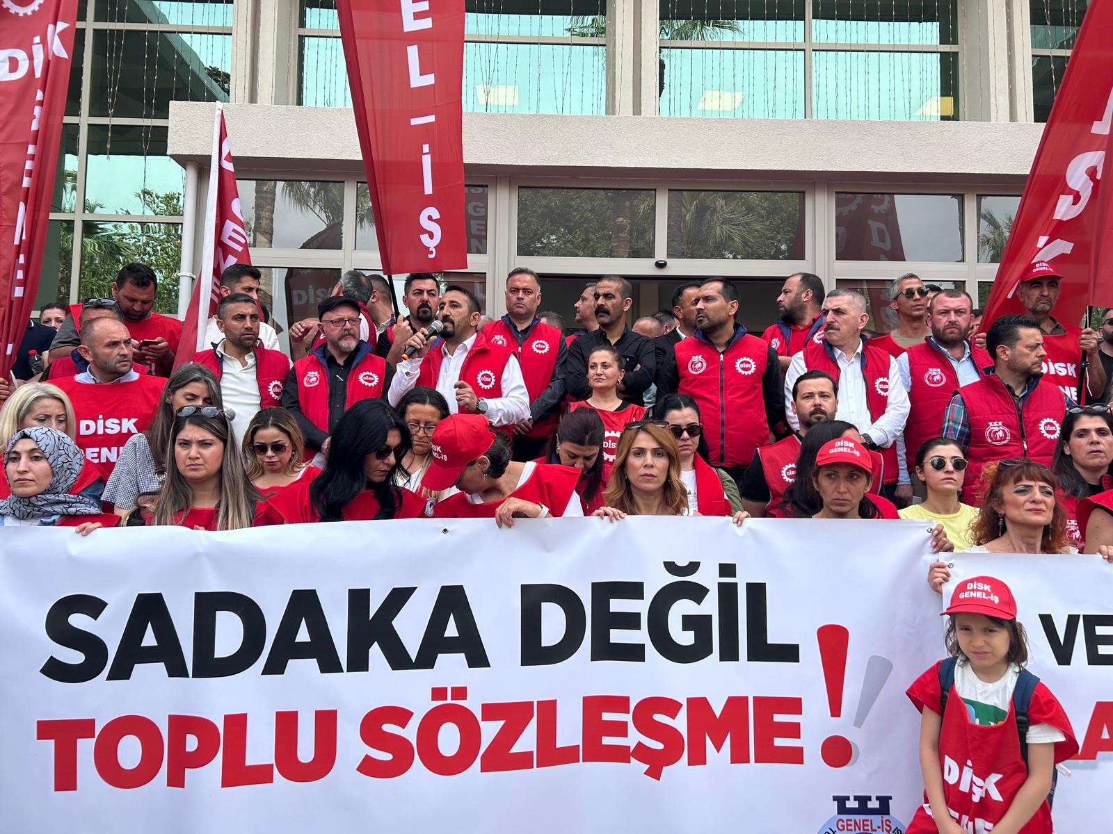 İzmir’de Grev Alarmı: İşçilerden Yarım Gün İş Bırakma ve Grev İlanı