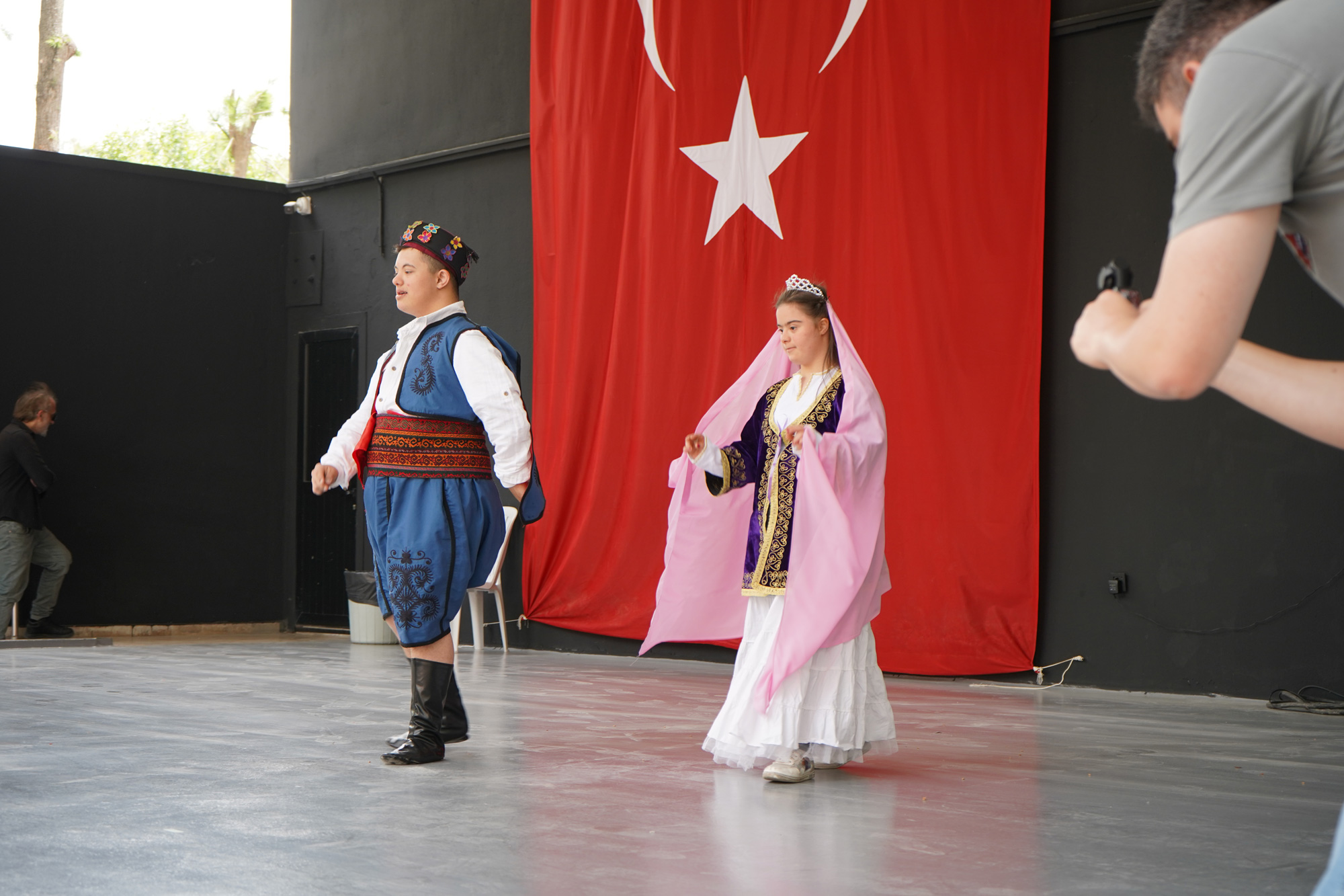 Dansın gücüyle engelleri aştılar