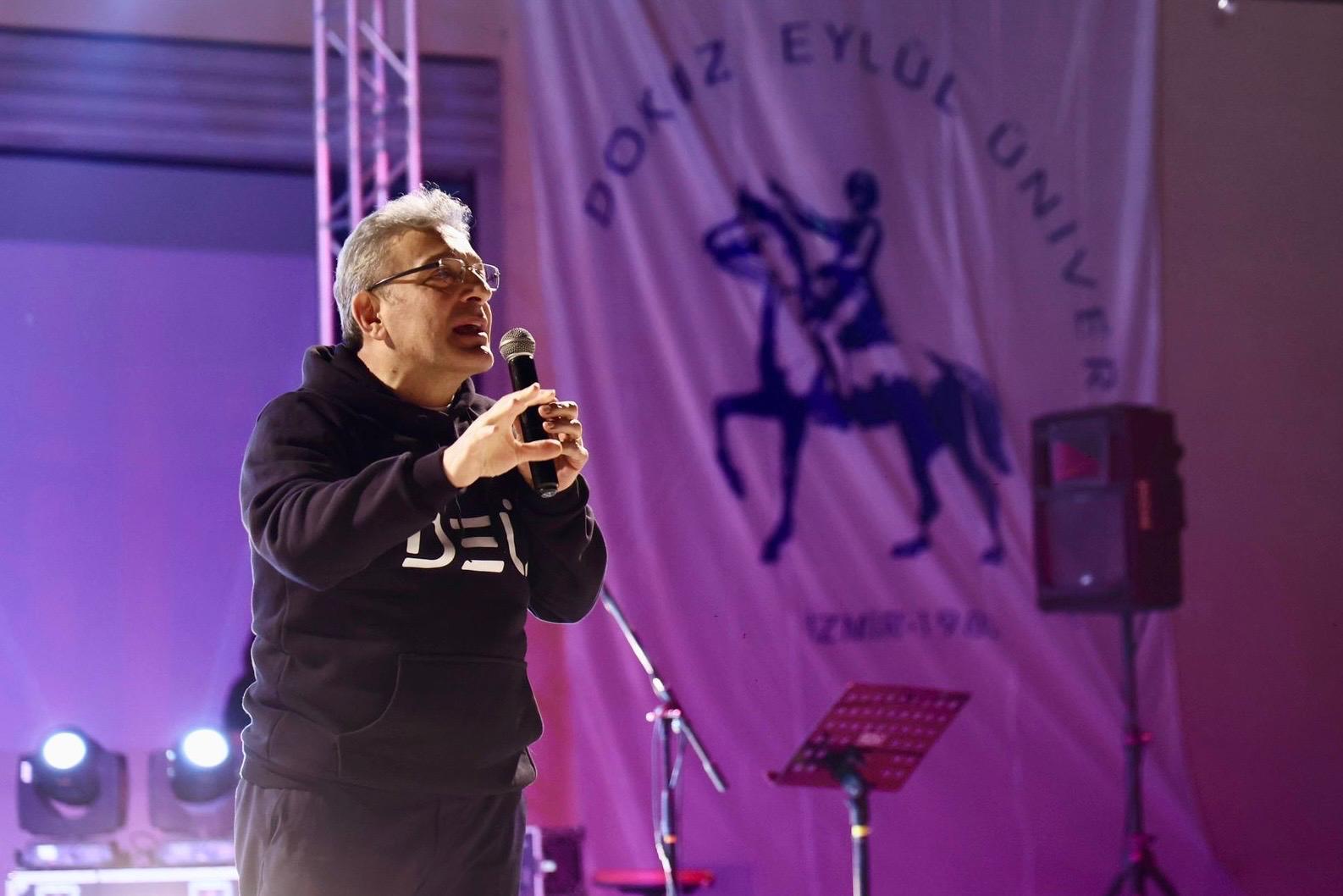 DEÜ'DE FESTİVAL COŞKUSU: UMUT KAYA SAHNE ALDI