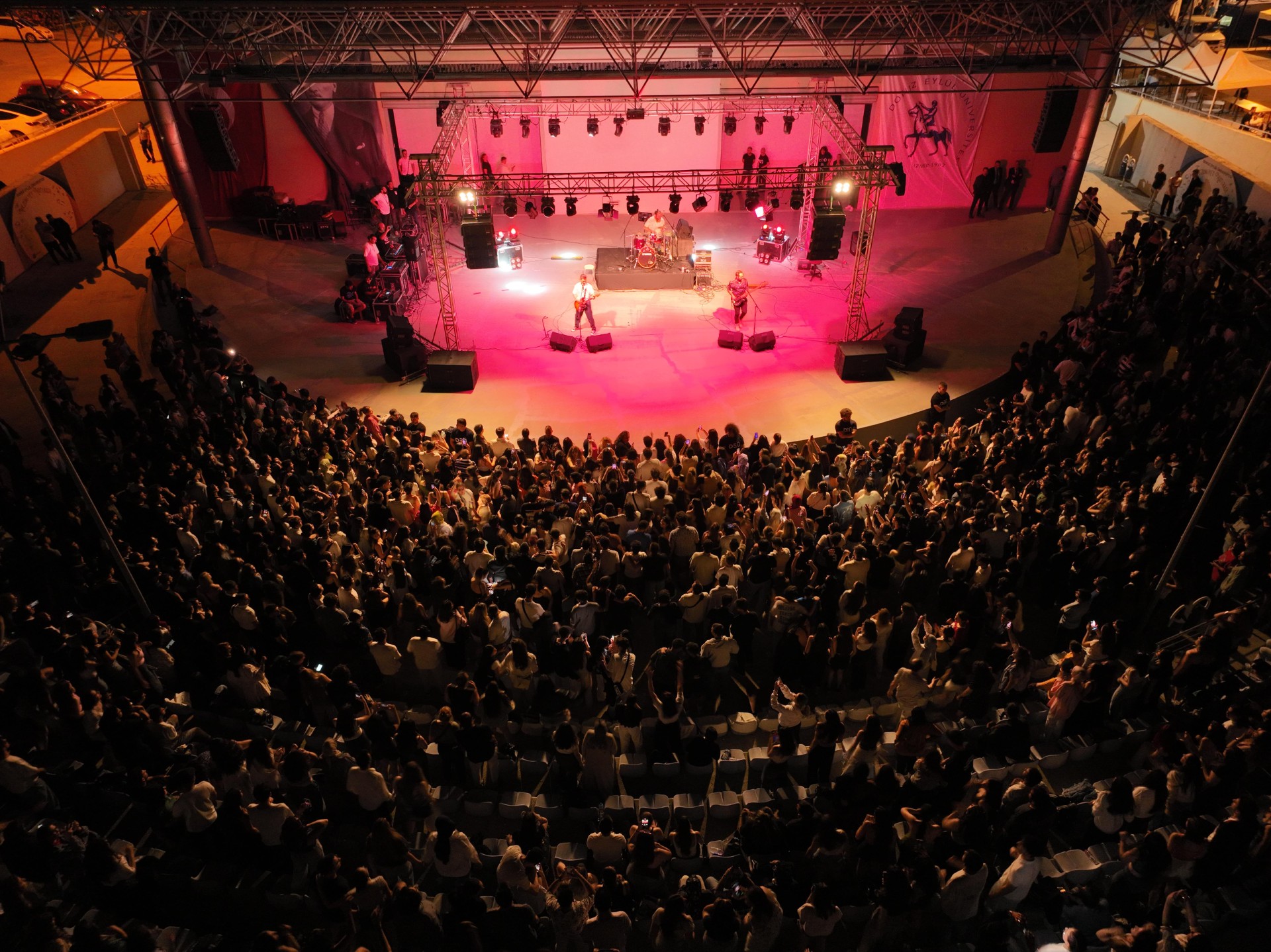 DEÜ'DE FESTİVAL COŞKUSU: UMUT KAYA SAHNE ALDI