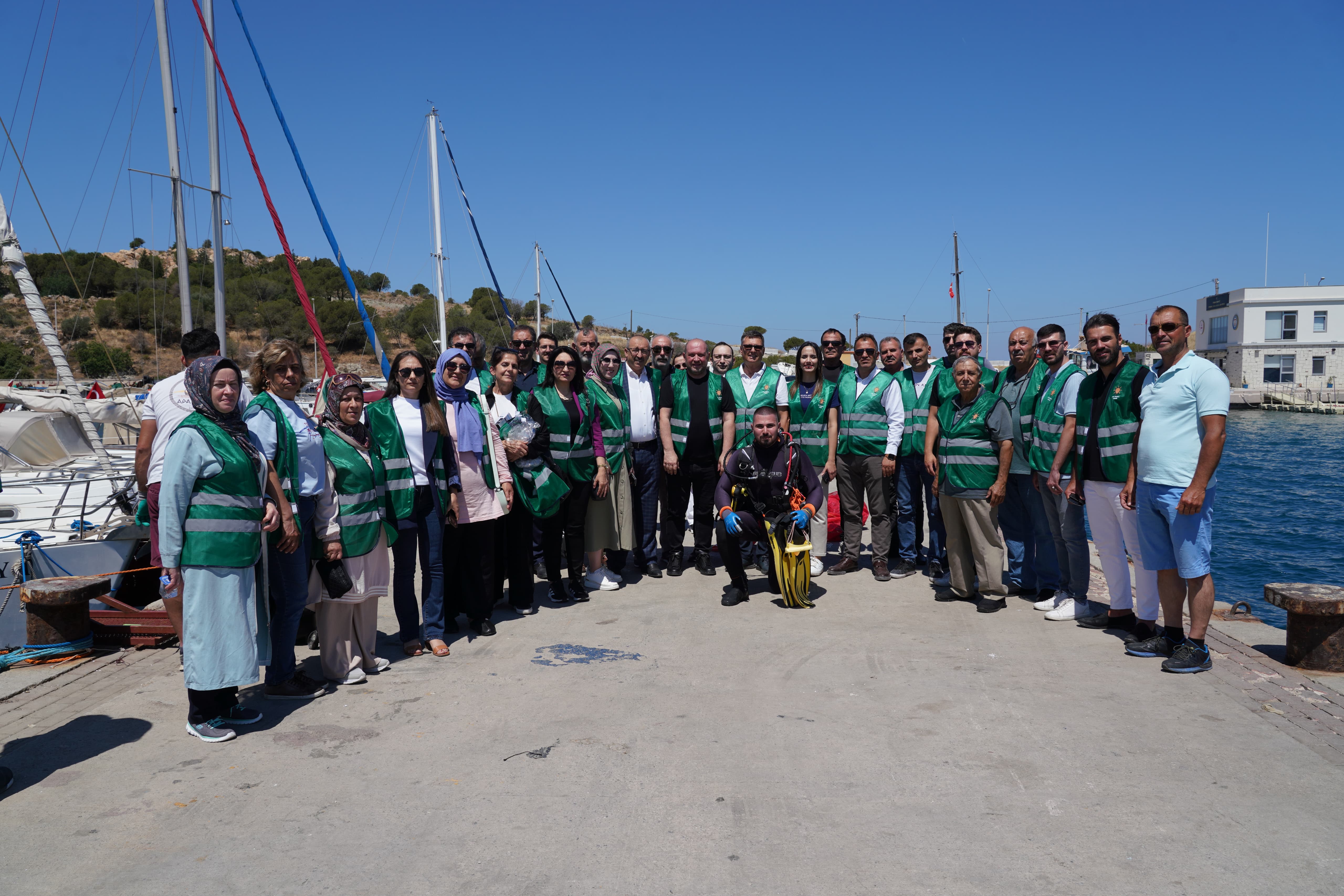 AK Parti İzmir'den Dünya Çevre Günü'nde denizde dip tarama temizliği!