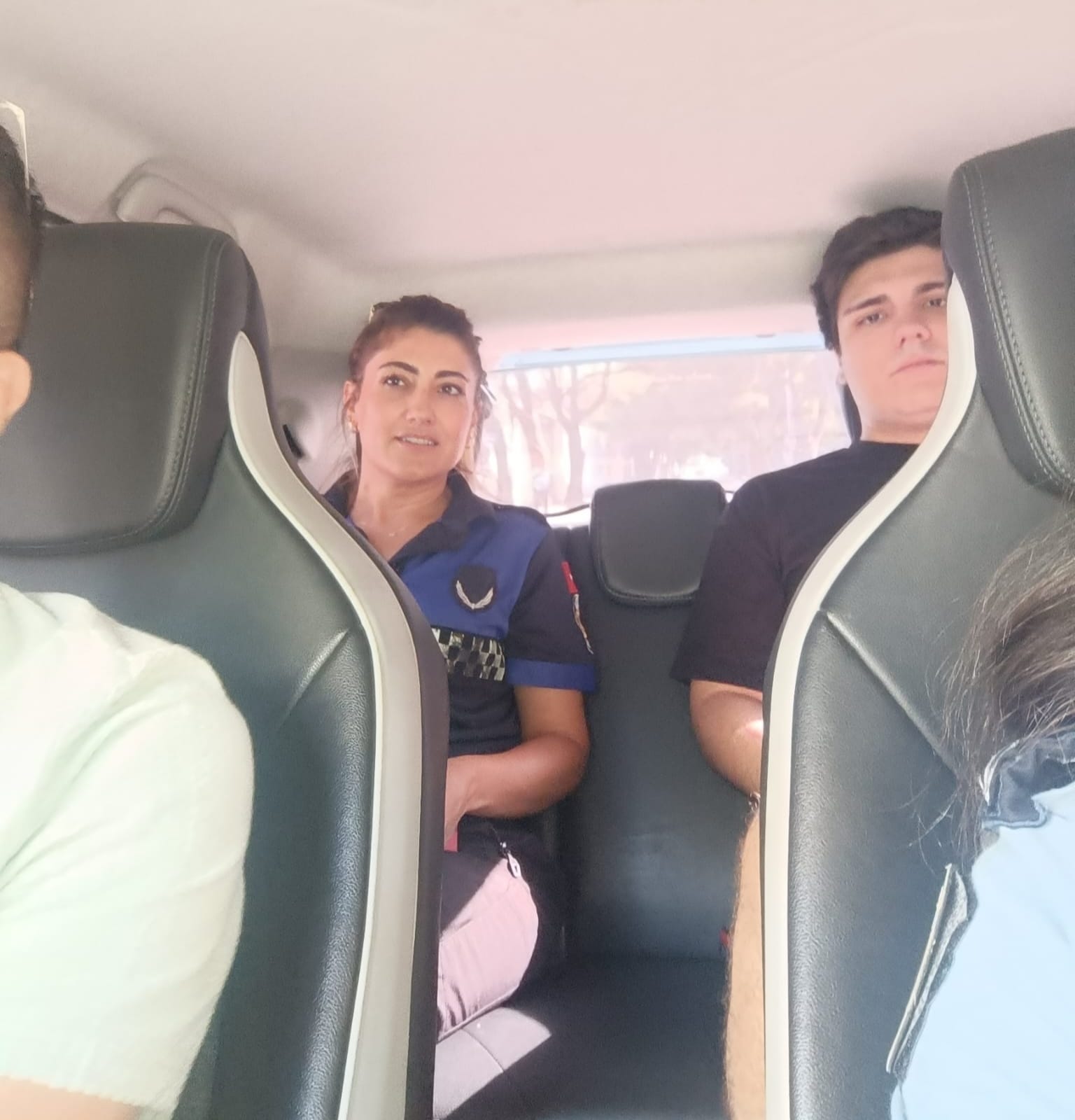 İzmir Büyükşehir Belediyesi zabıta ekipleri YKS'ye giren öğrenciler için yardıma koştu