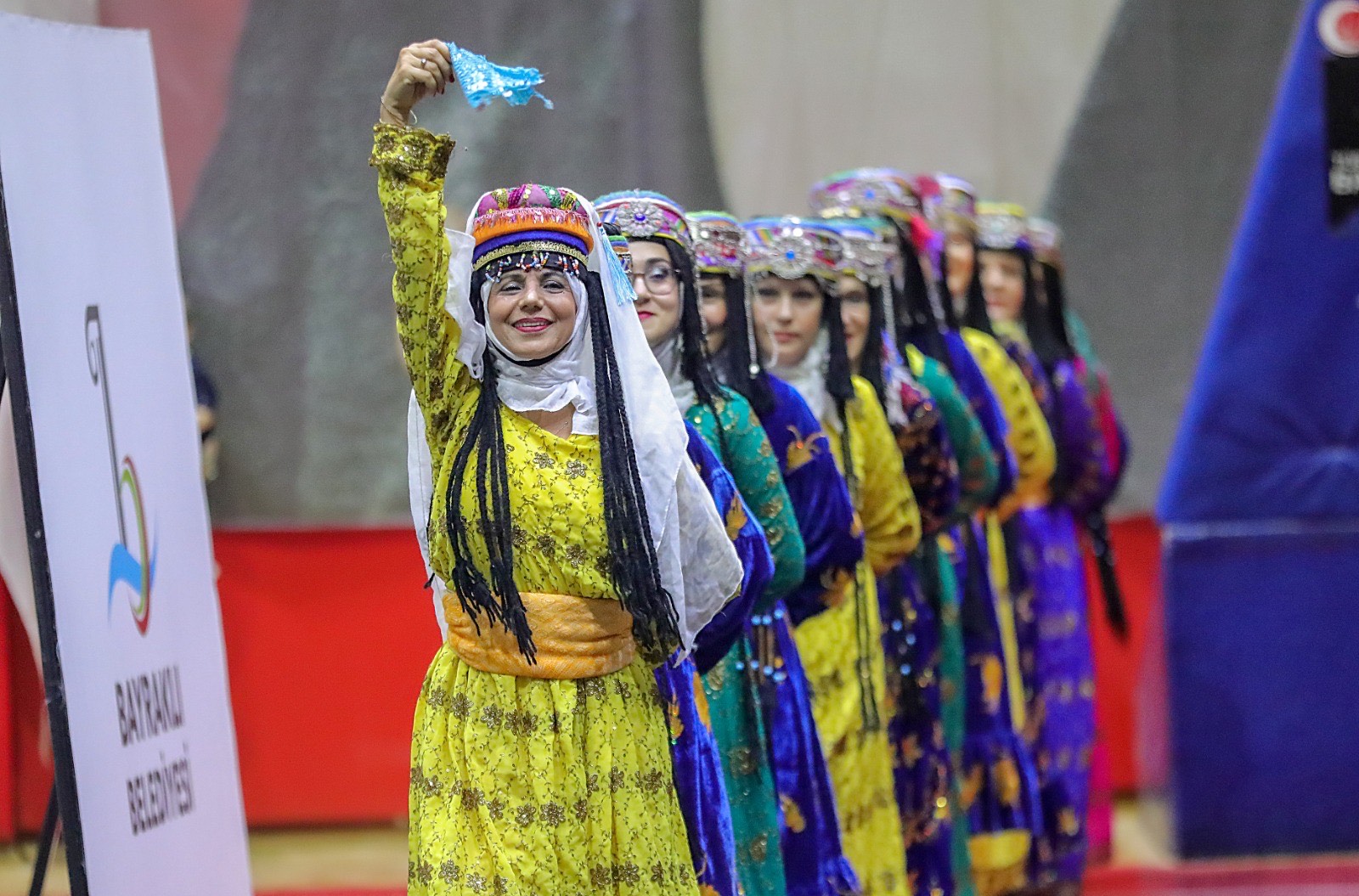 Bayraklı'da halk dansları gösterisi nefes kesti