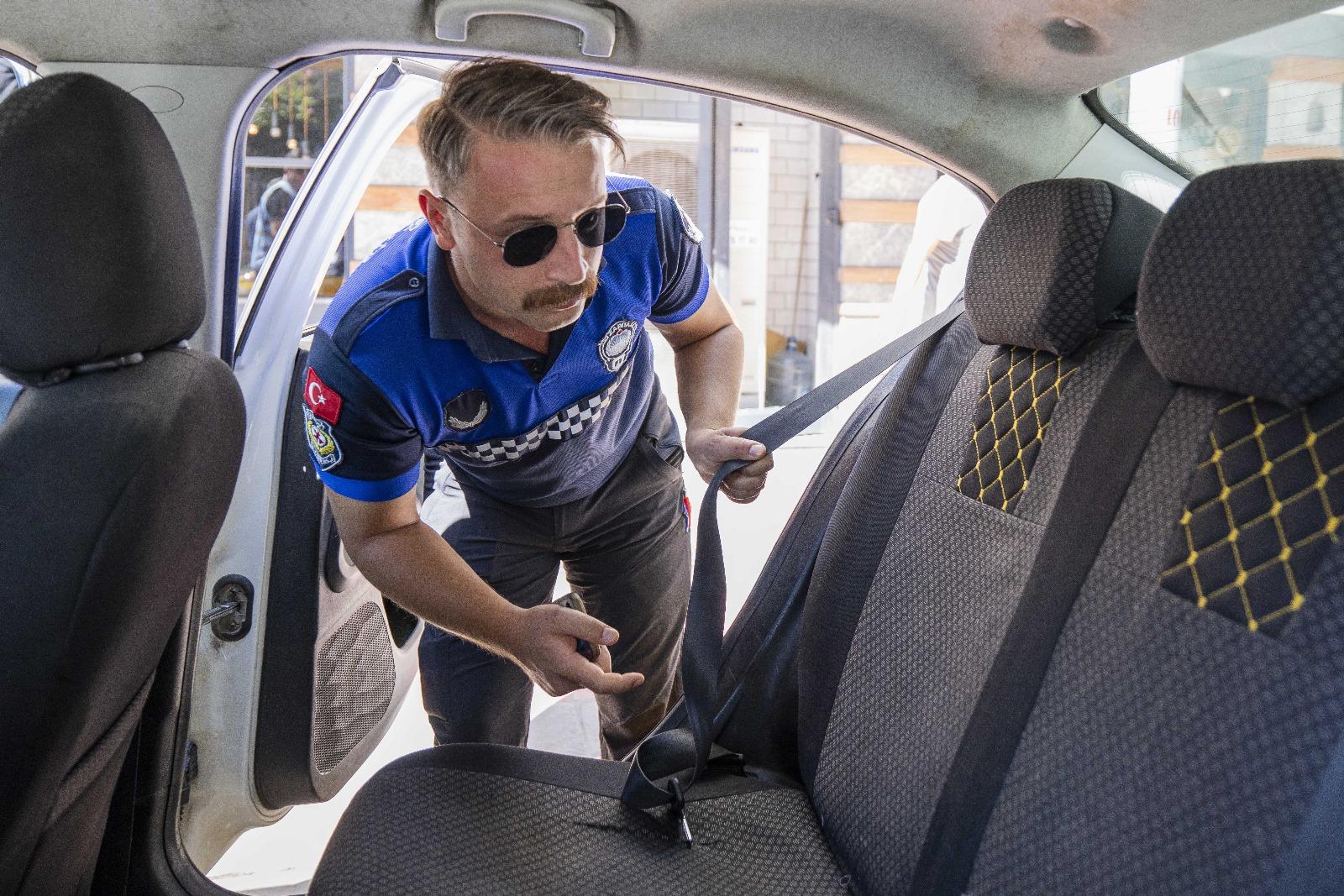 İzmir’de zabıta ekiplerinden yolcu kılığında taksi denetimi